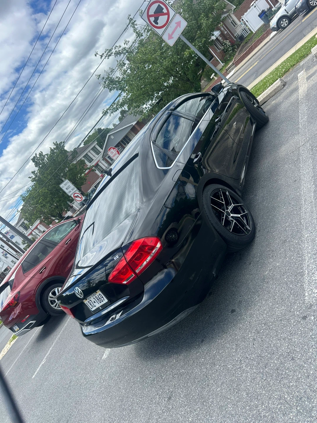 Black Volkswagen Passat - photo 2
