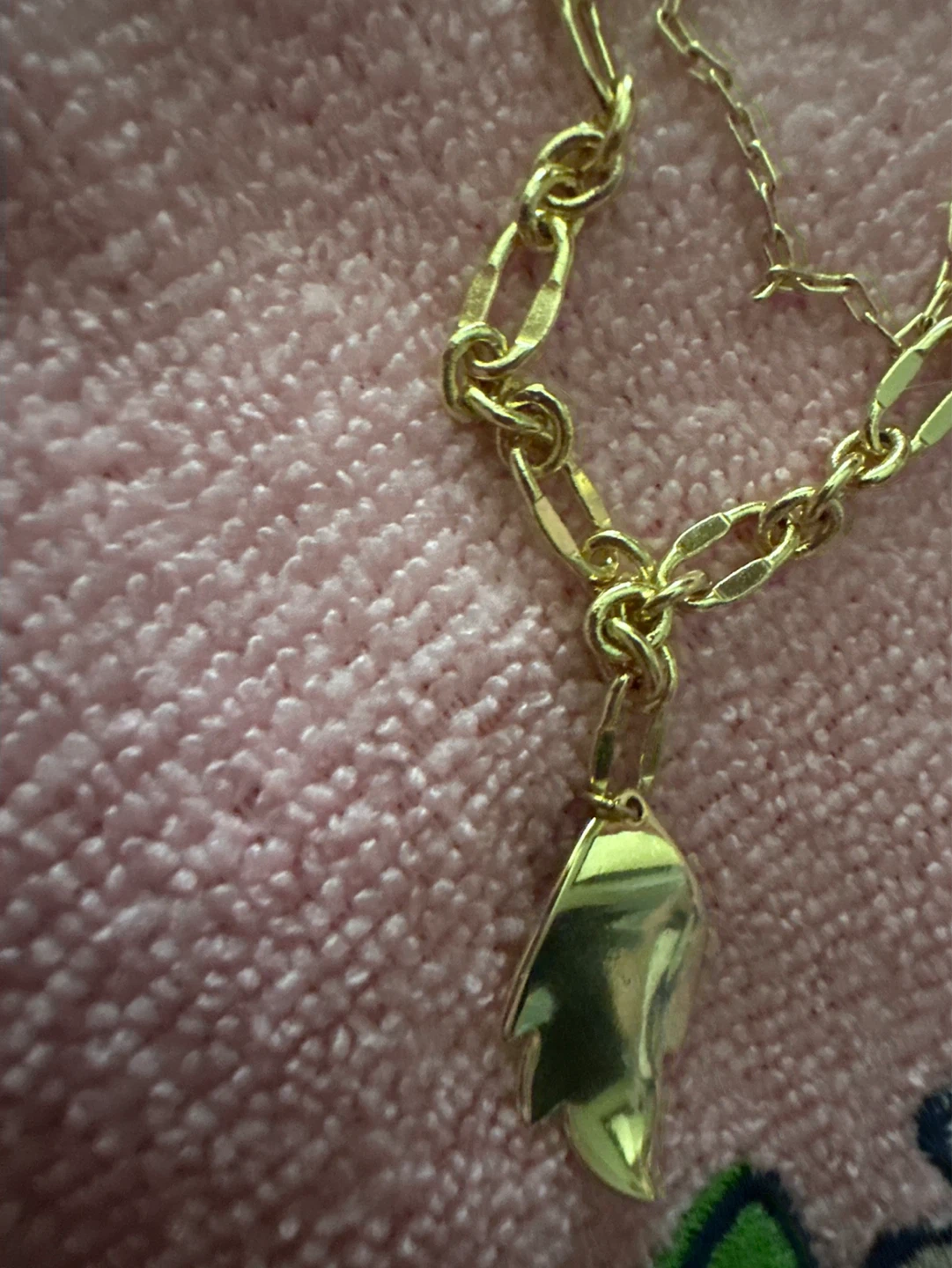 Gold paminated Necklace with Leaf Charm - photo 2