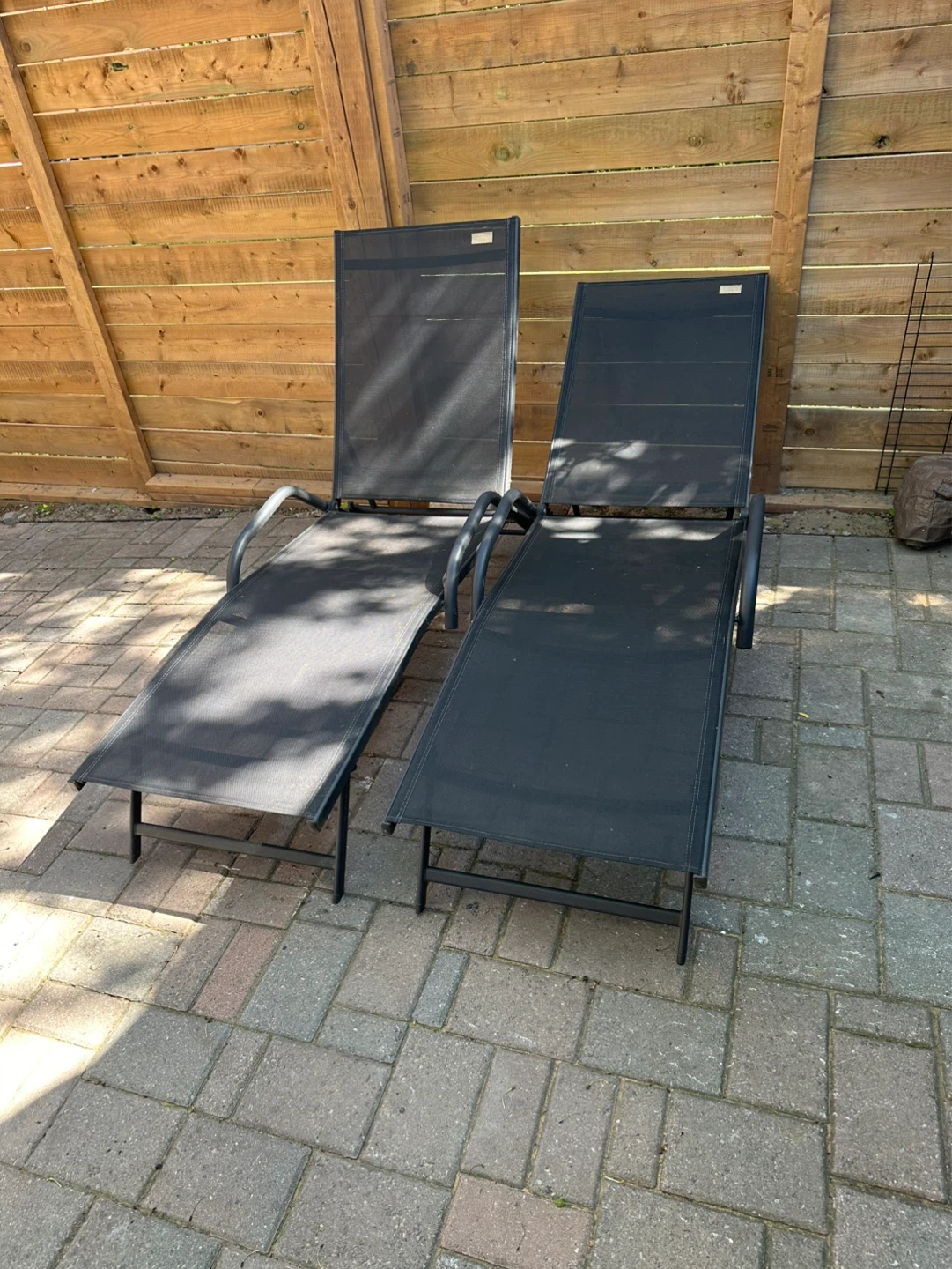 Set of 2 Black Outdoor Chaise Lounges