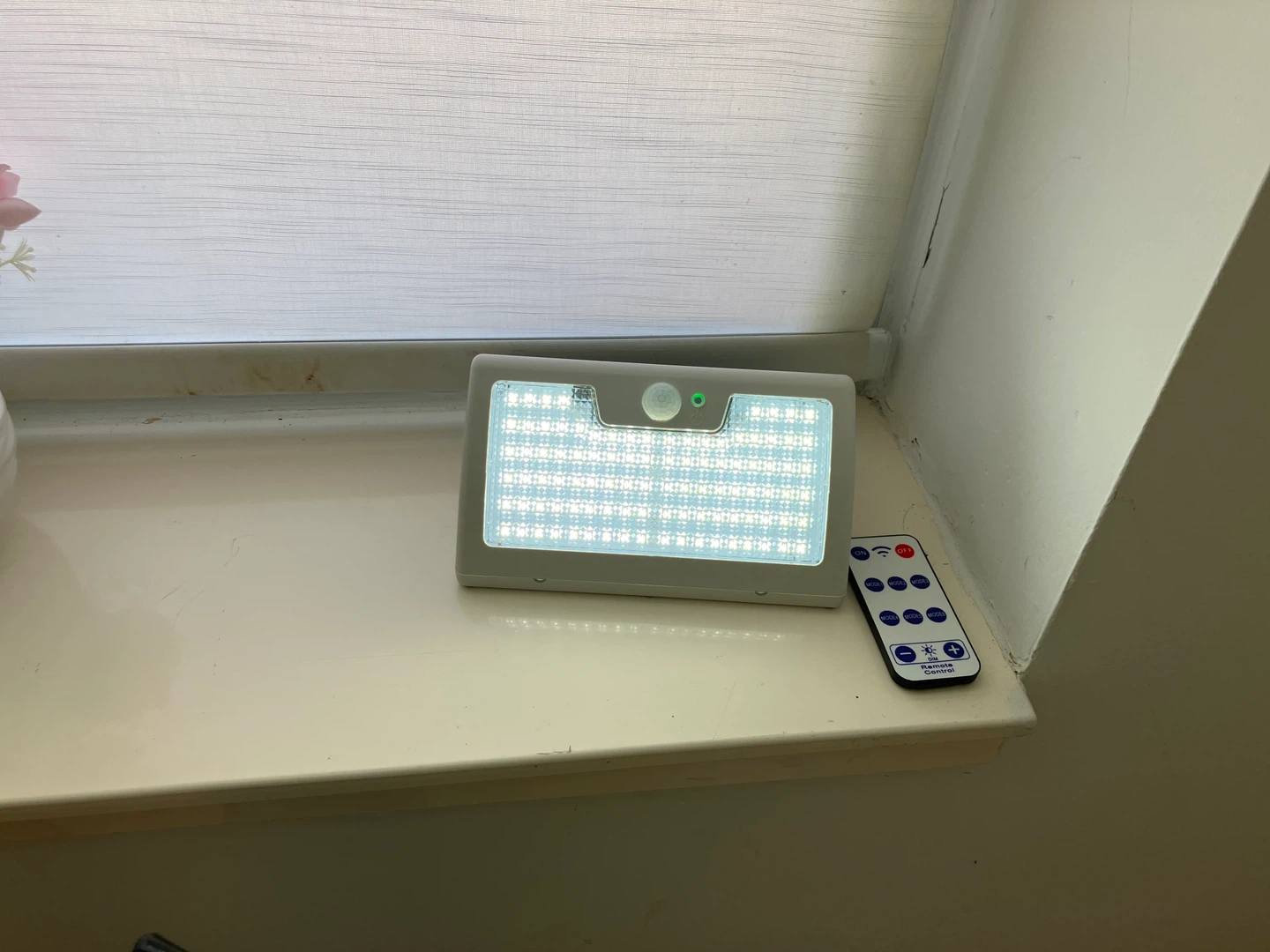 Solar Motion Sensor Light with Remote Control - photo 2