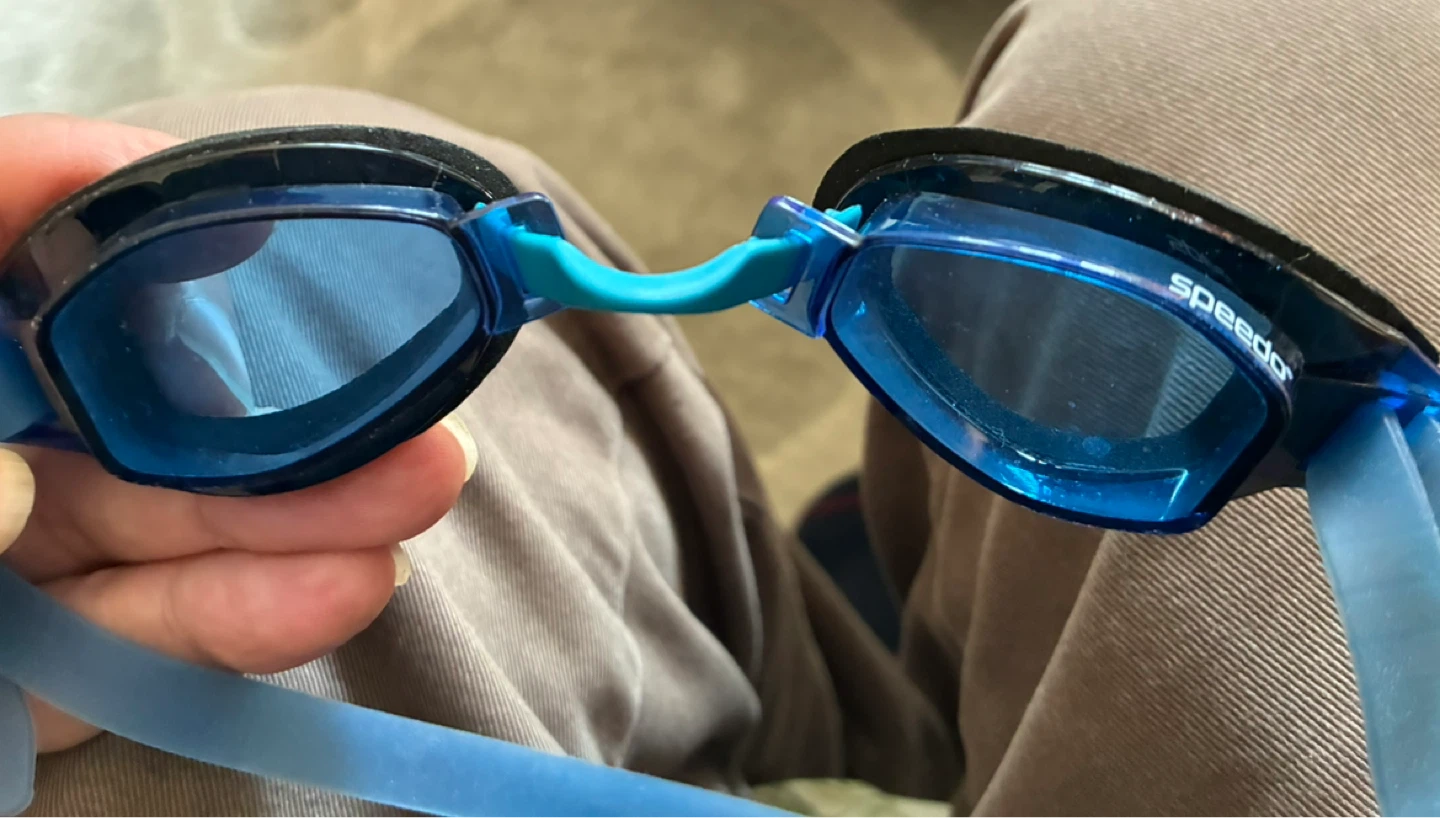 Speedo swimming goggles Air Seal performance clear blue color.