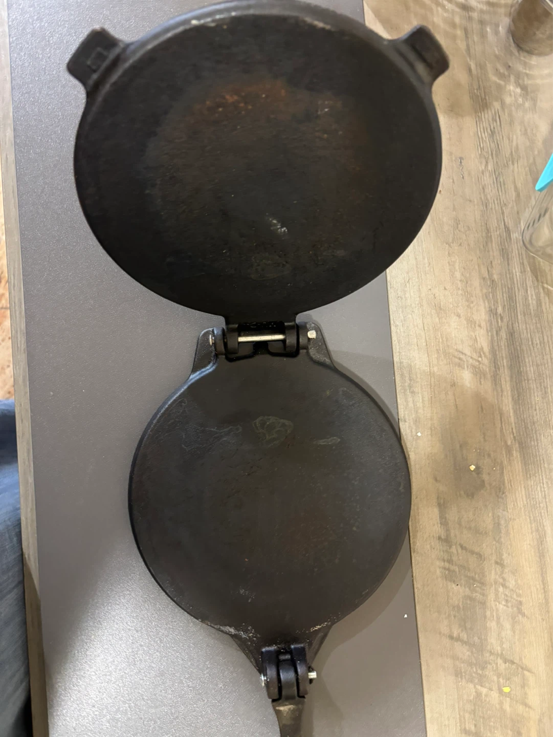 Victoria Tortilla Press Cast Iron Made in Colombia - photo 2