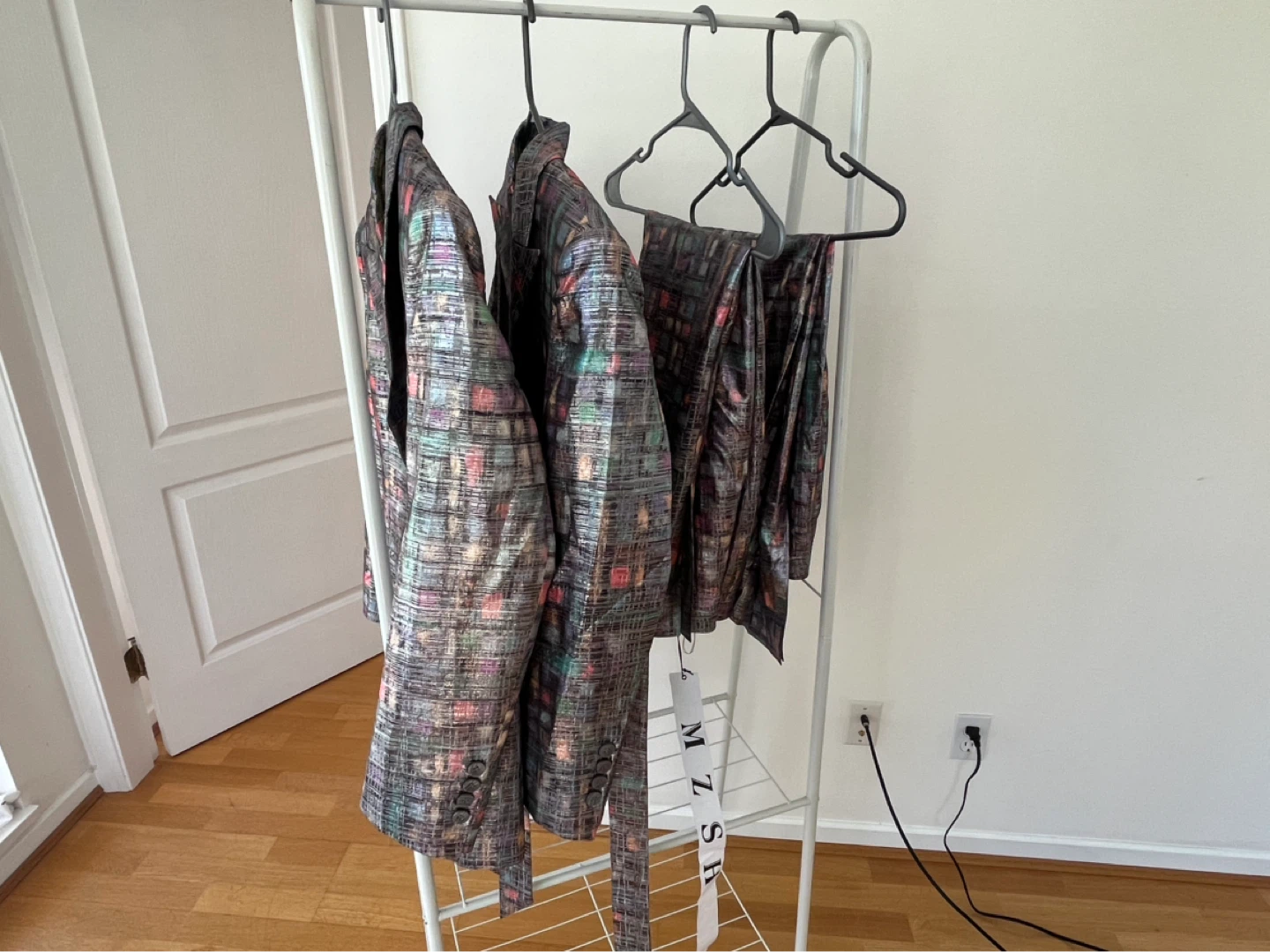 MOVING SALE – Stylish Designer Pieces, Everything Must Go! - photo 3