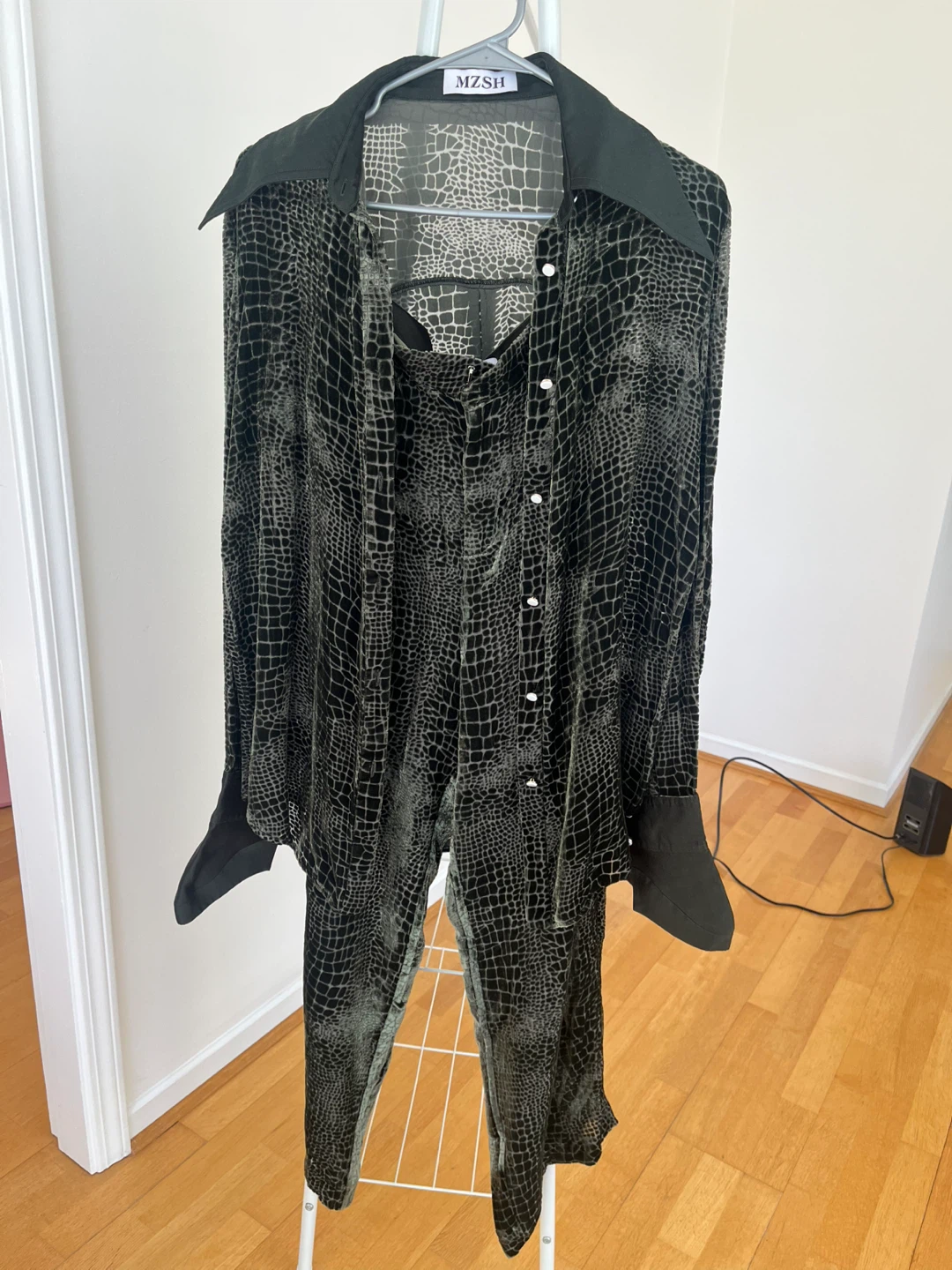 MOVING SALE – Stylish Designer Pieces, Everything Must Go! - photo 5