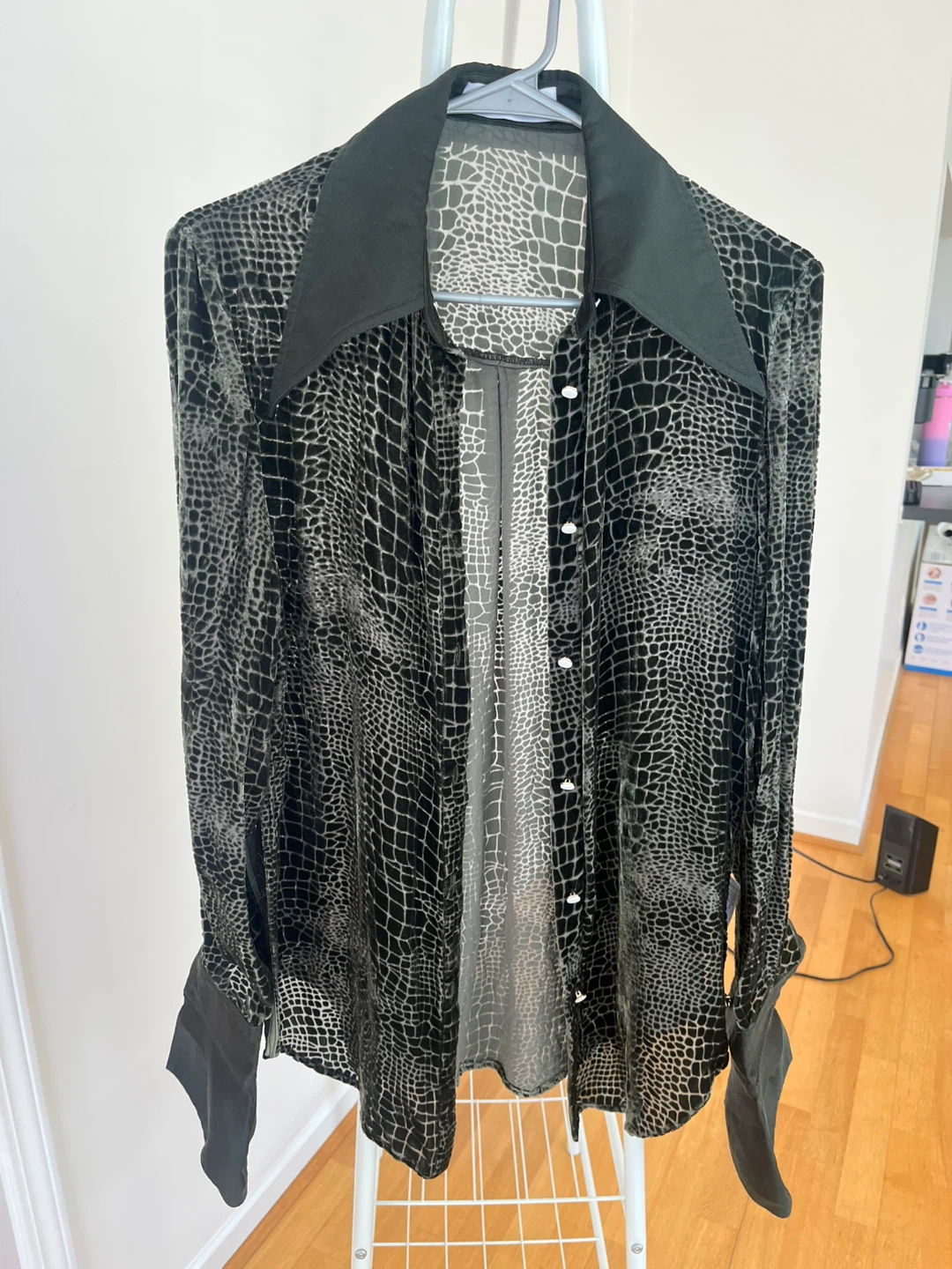 MOVING SALE – Stylish Designer Pieces, Everything Must Go! - photo 4