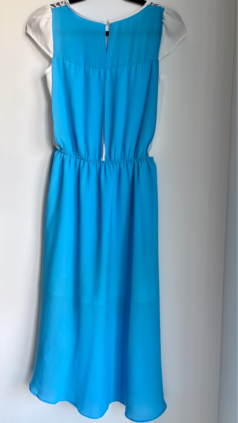 Blue and White High-Low Dress with Lace Detail - photo 2