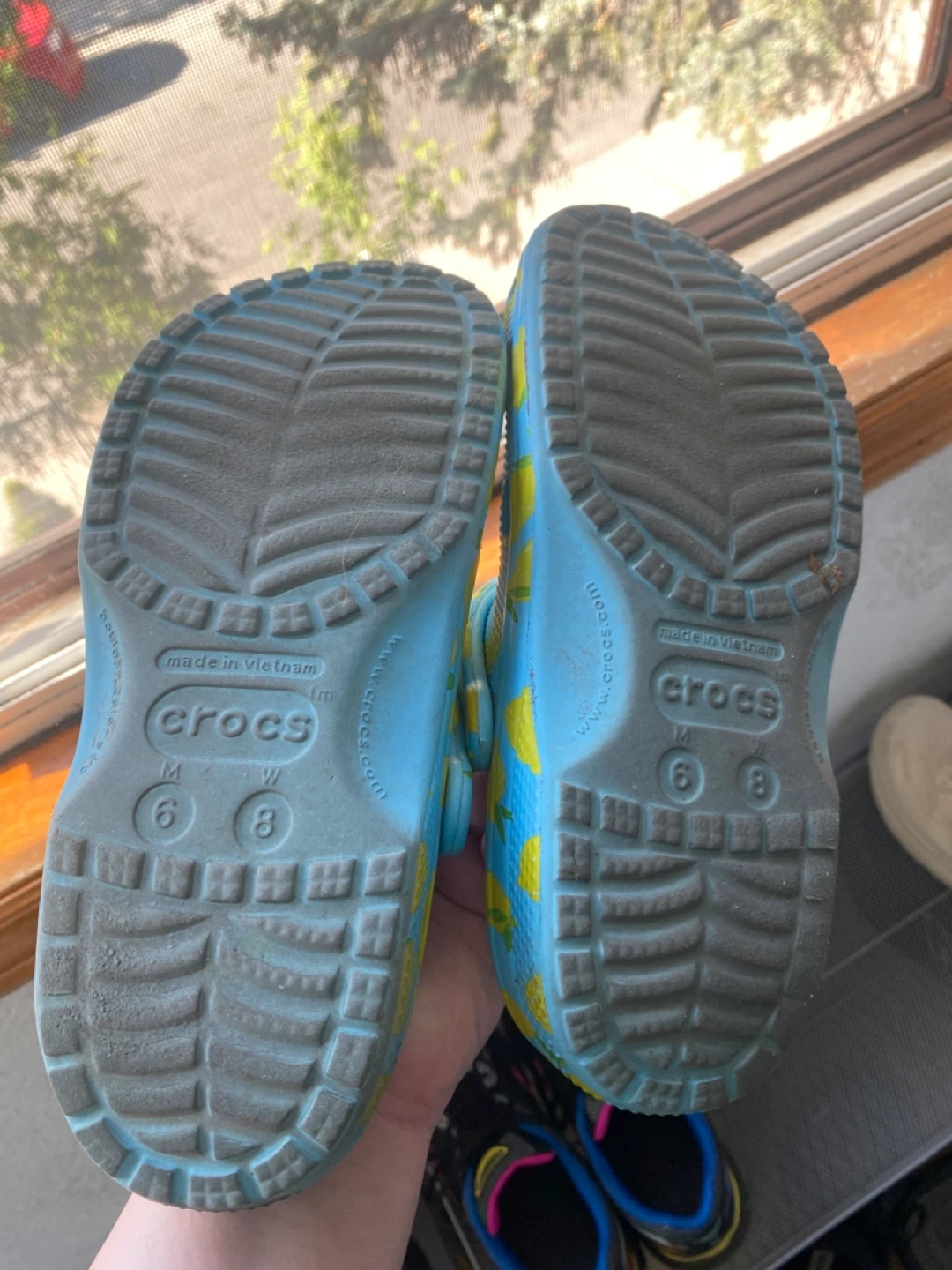 Crocs Blue Lemon Print Clogs Size 8 - photo 2