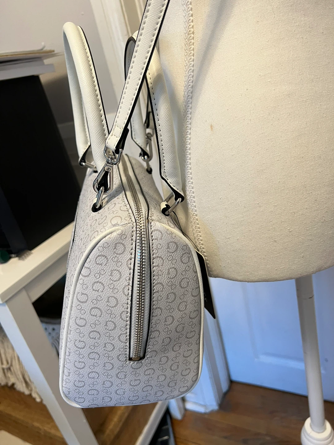 Brand new GUESS Monogram Bag - White/Grey - photo 4