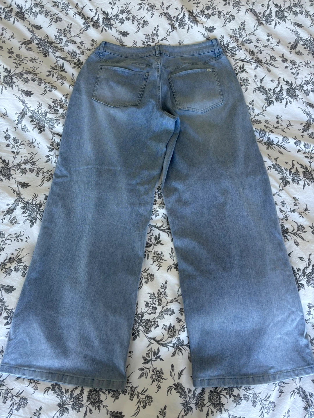 Halara Jeans - Barely Worn - Size M - photo 2