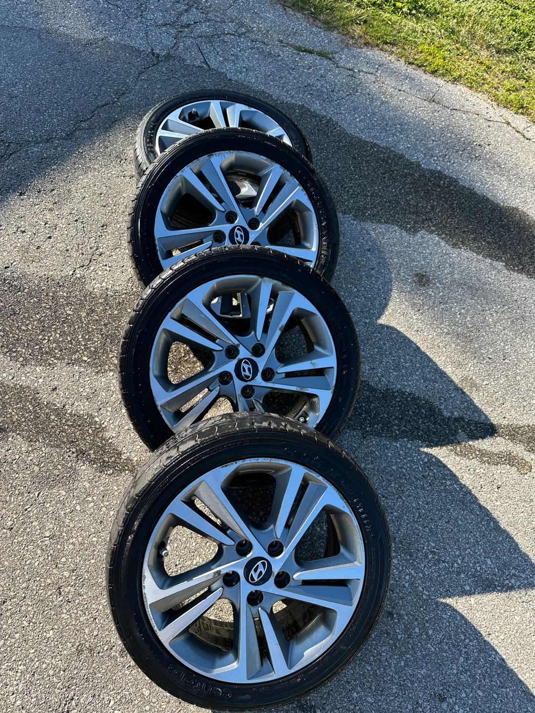 Set of 4 Hyundai Alloy Wheels with Tires