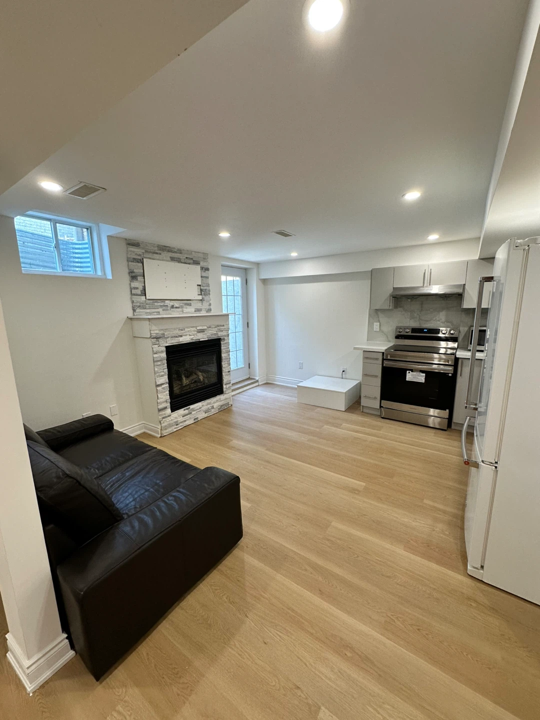 2 room 1 bath legal basement in Churchill meadows, Mississauga - photo 2
