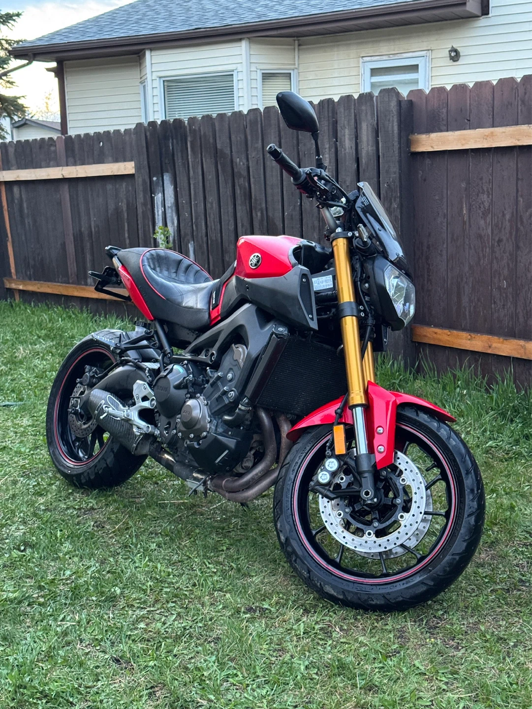 Red 2014 Yamaha FZ-09 | MT-09