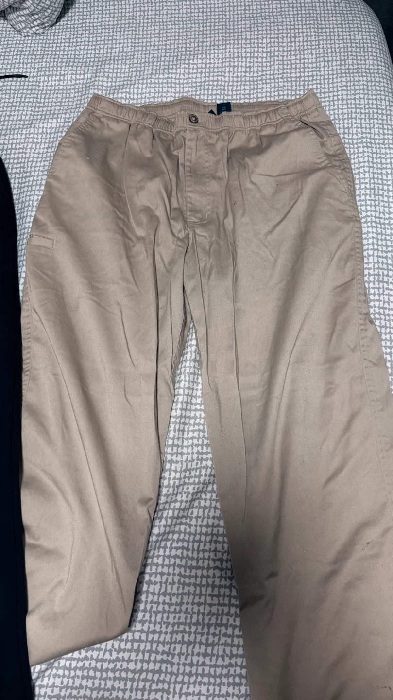 Uniqlo sweatpants and beige jeans - photo 2