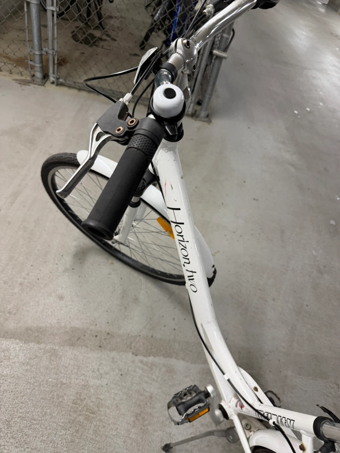 White "Horizon Two" Women's Cruiser Bicycle - photo 4