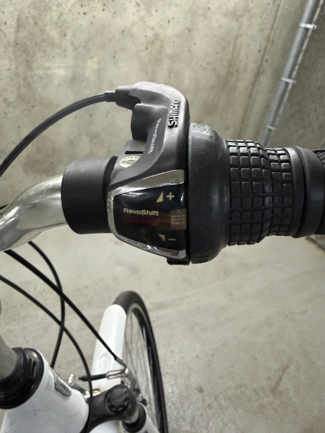 White "Horizon Two" Women's Cruiser Bicycle - photo 3