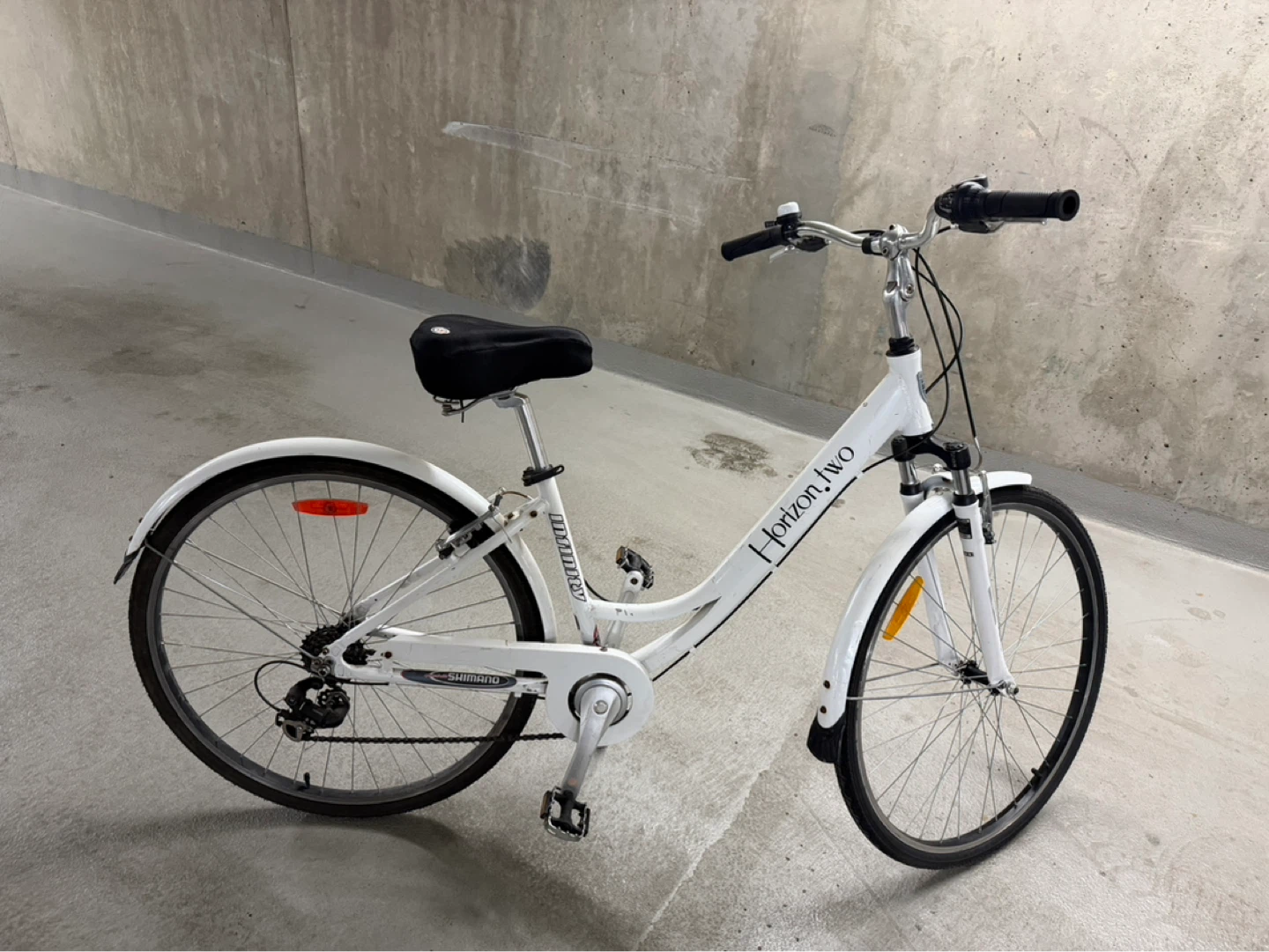 White "Horizon Two" Women's Cruiser Bicycle
