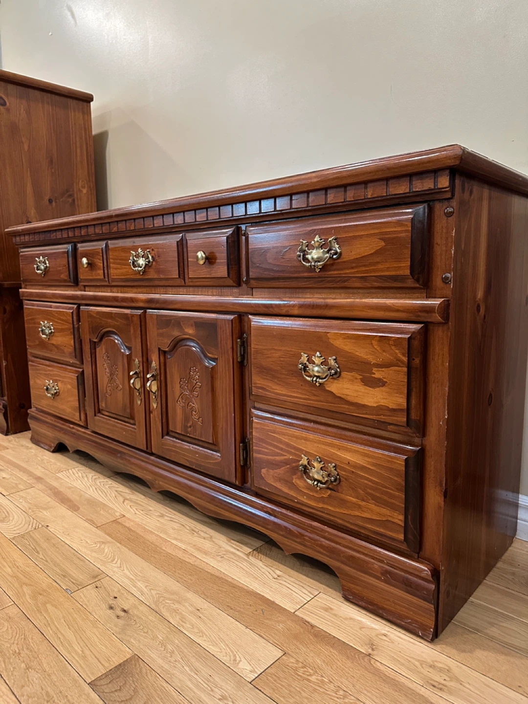 Vintage Solid Wood Daveluyville Dresser (CAN DELIVER) - photo 4