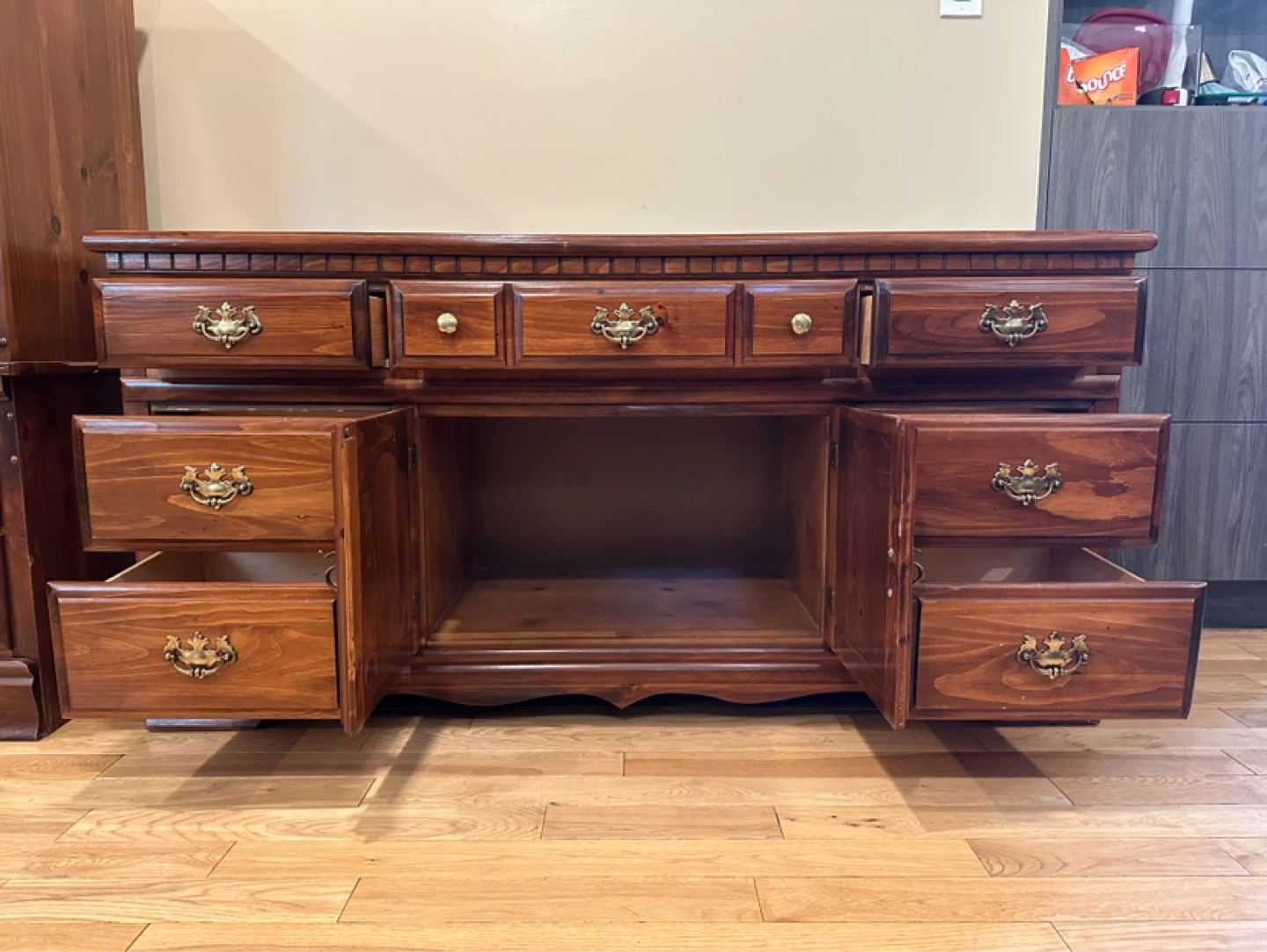 Vintage Solid Wood Daveluyville Dresser (CAN DELIVER) - photo 3