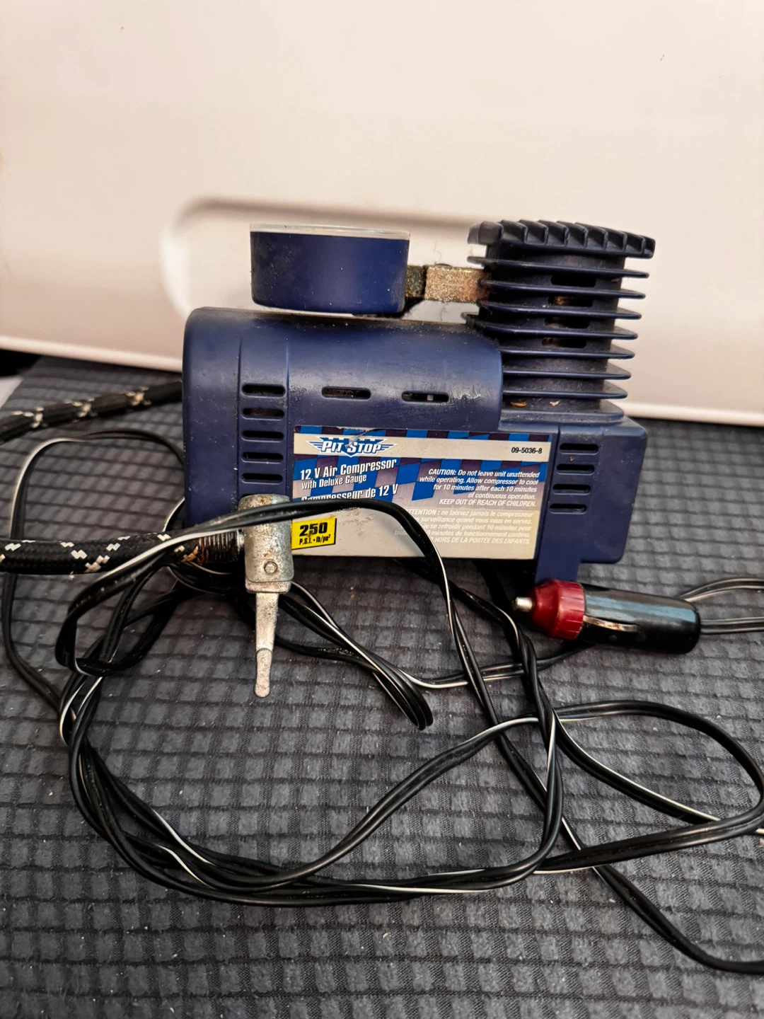 Pit Stop 12 V Air Compressor with Deluxe Gauge