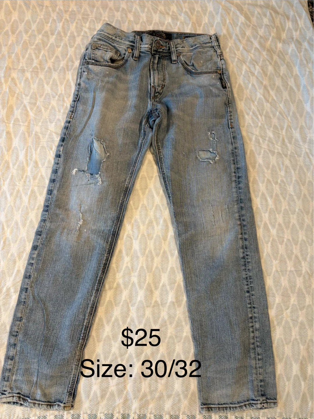Distressed Light Wash Denim Jeans - Size 30/32