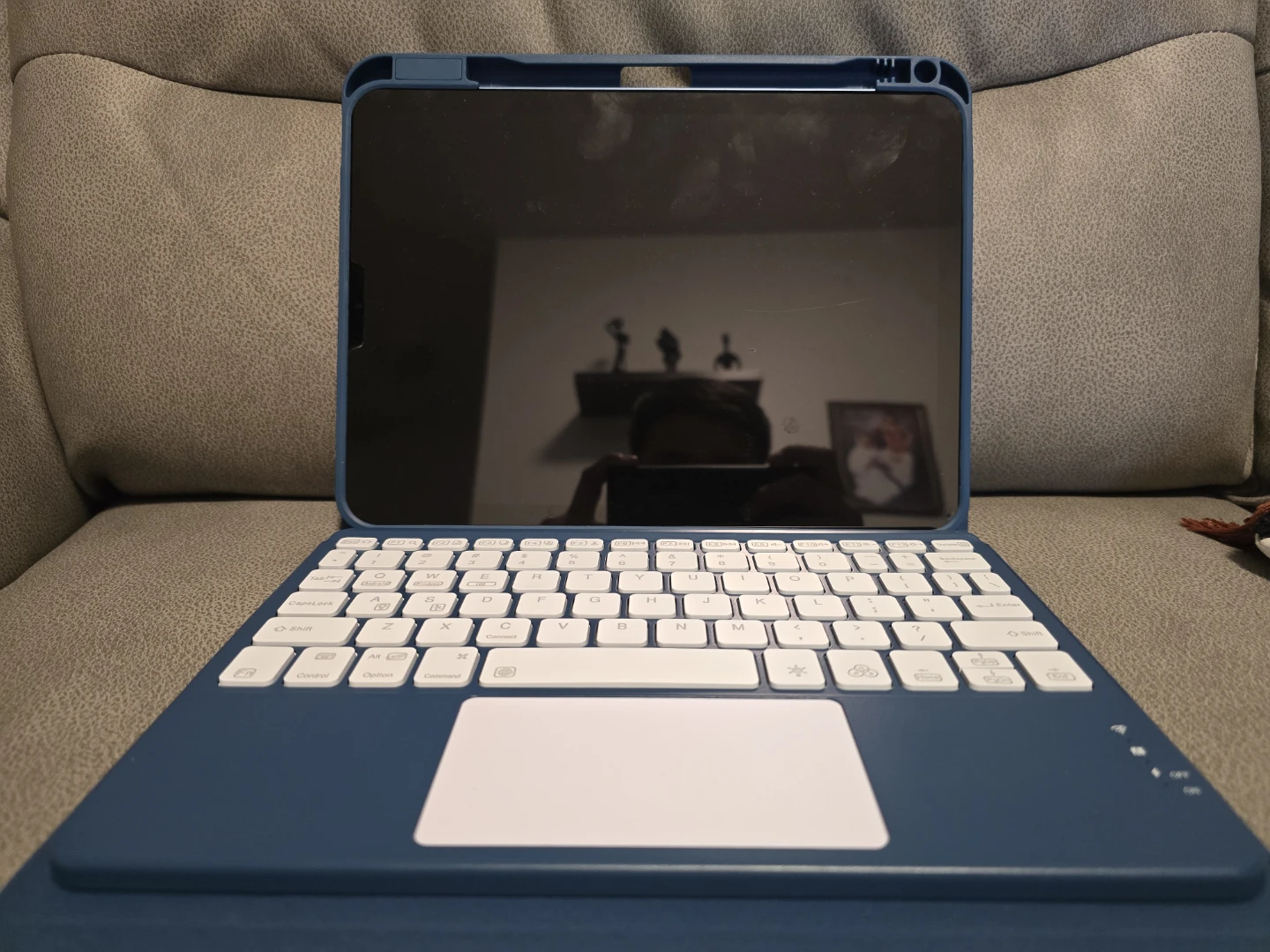 iPad Air (5th gen) Keyboard Case with Trackpad