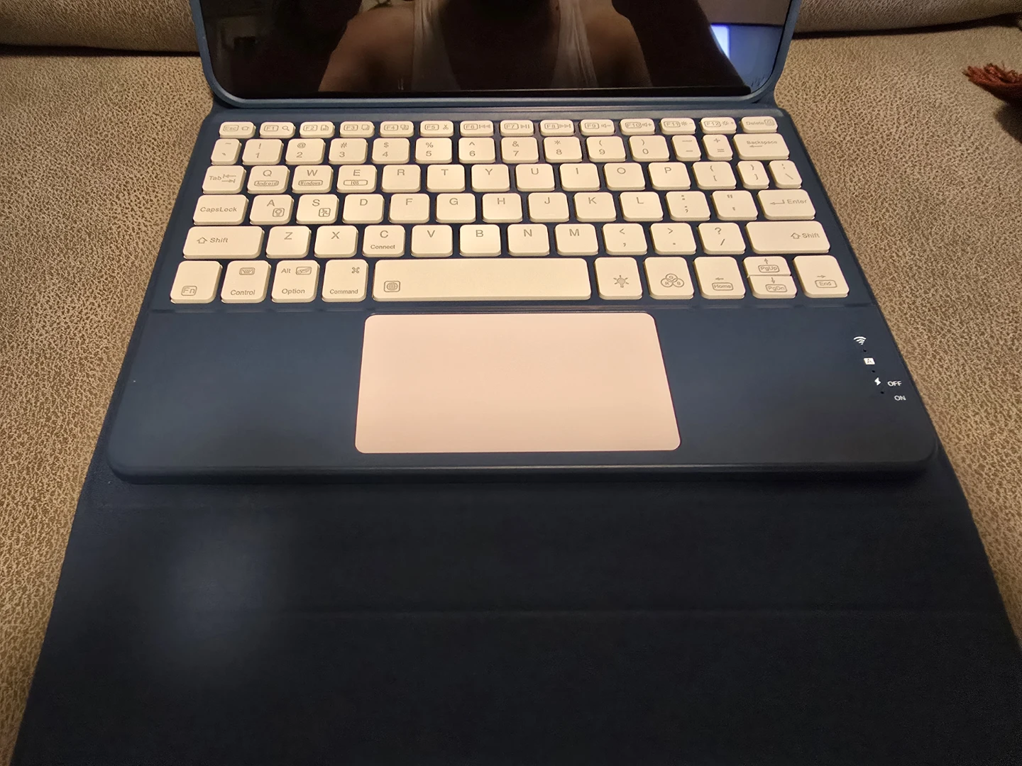 iPad Air (5th gen) Keyboard Case with Trackpad - photo 2