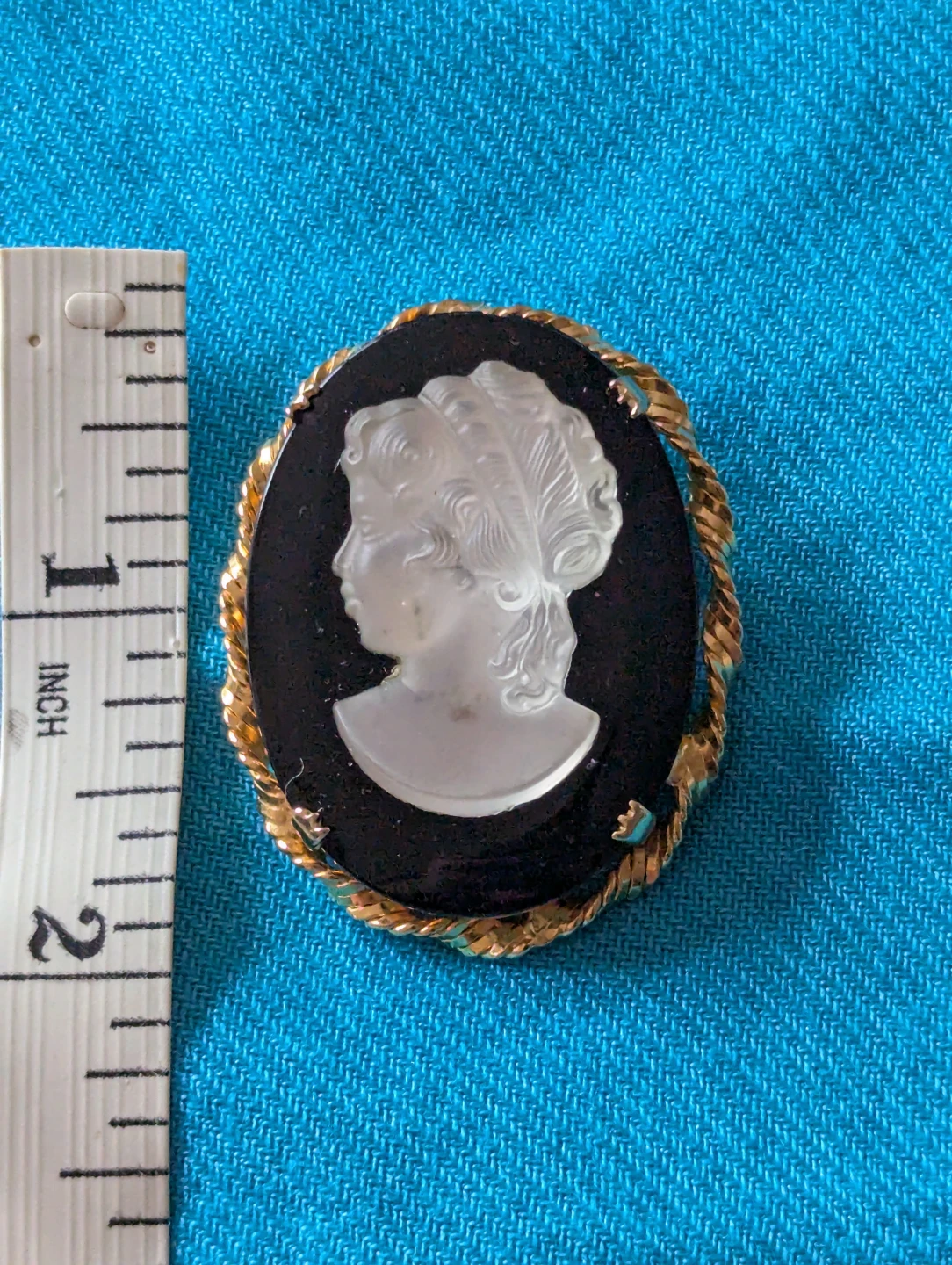 Vintage Cameo Brooch with Gold Tone Rope Edge - photo 3