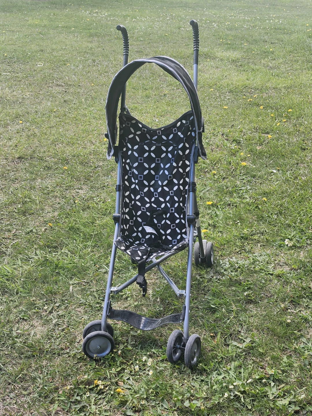 Lightweight Stroller with Black and White Pattern