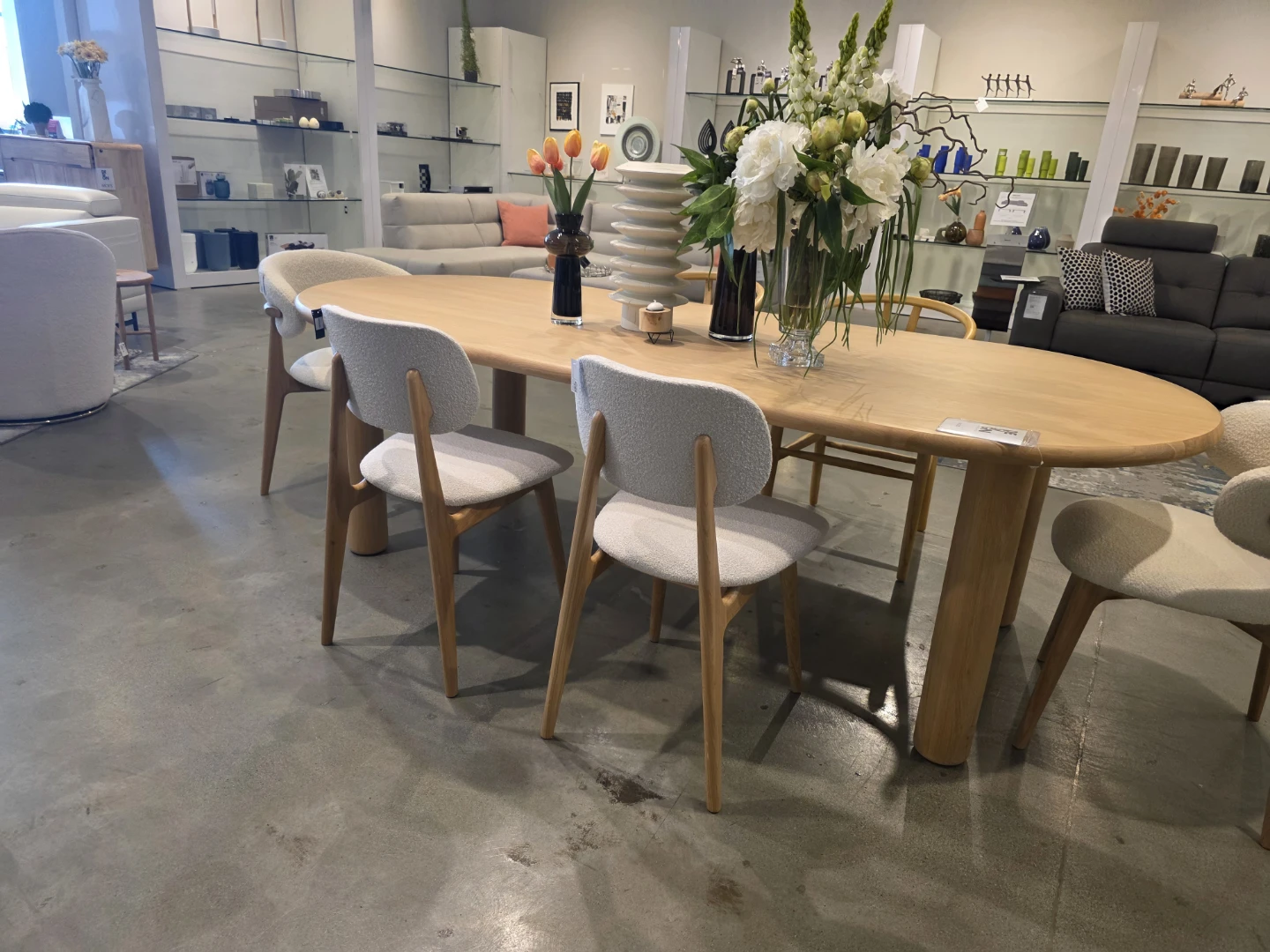 Wooden Oval Dining Table with 4 Bouclé Chairs - photo 3
