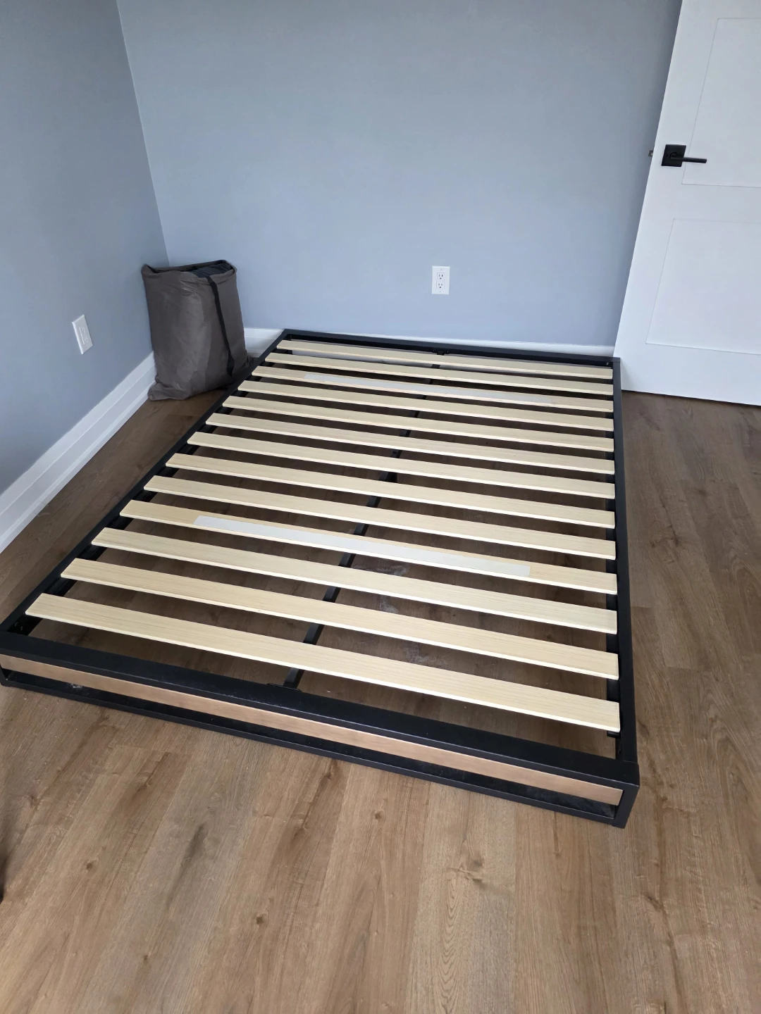 Queen Size Platform Bed Frame with Wood Accent - photo 2