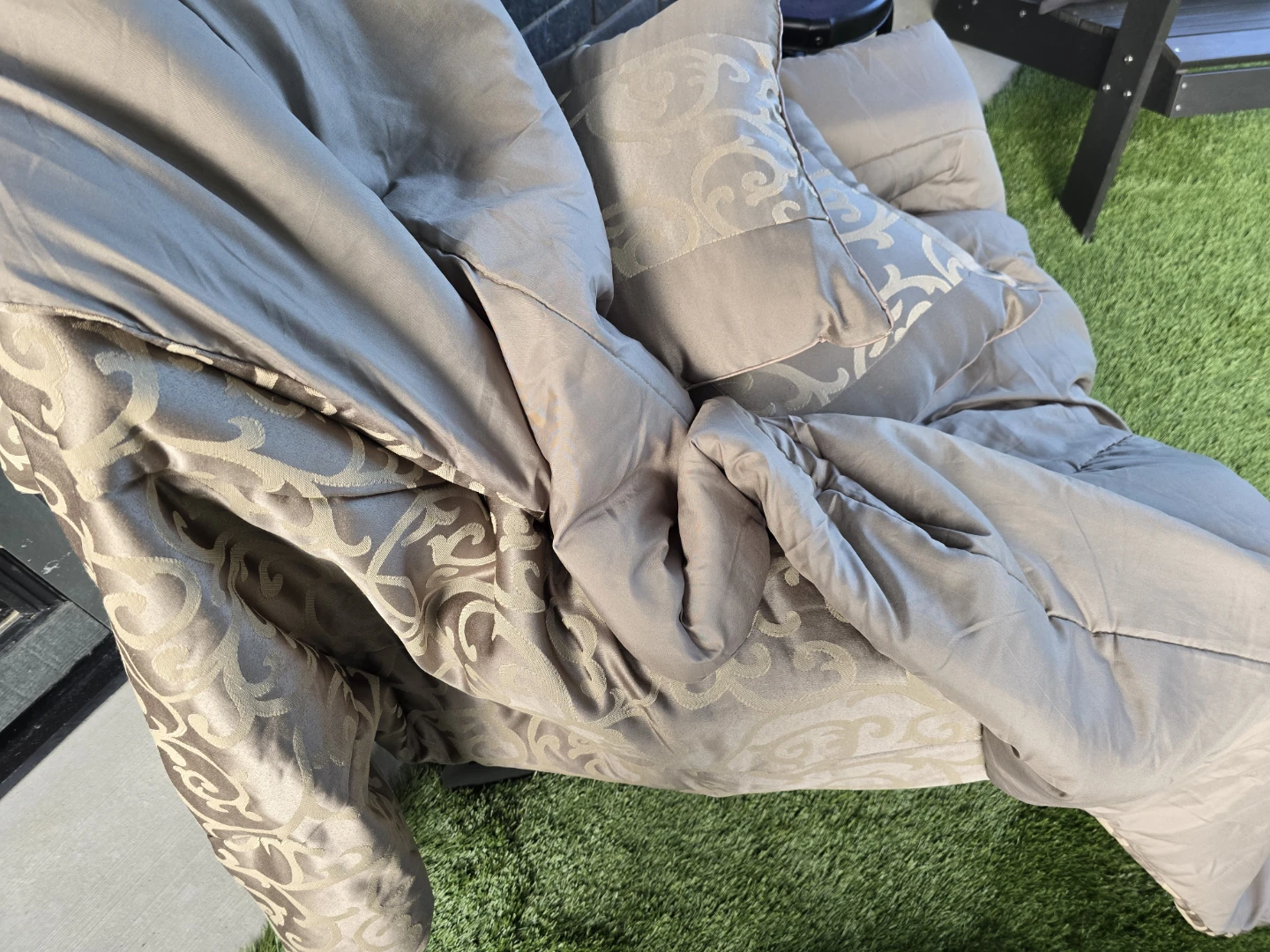 KING/QUEEN COMFORTER with 2x TOSS PILLOWS