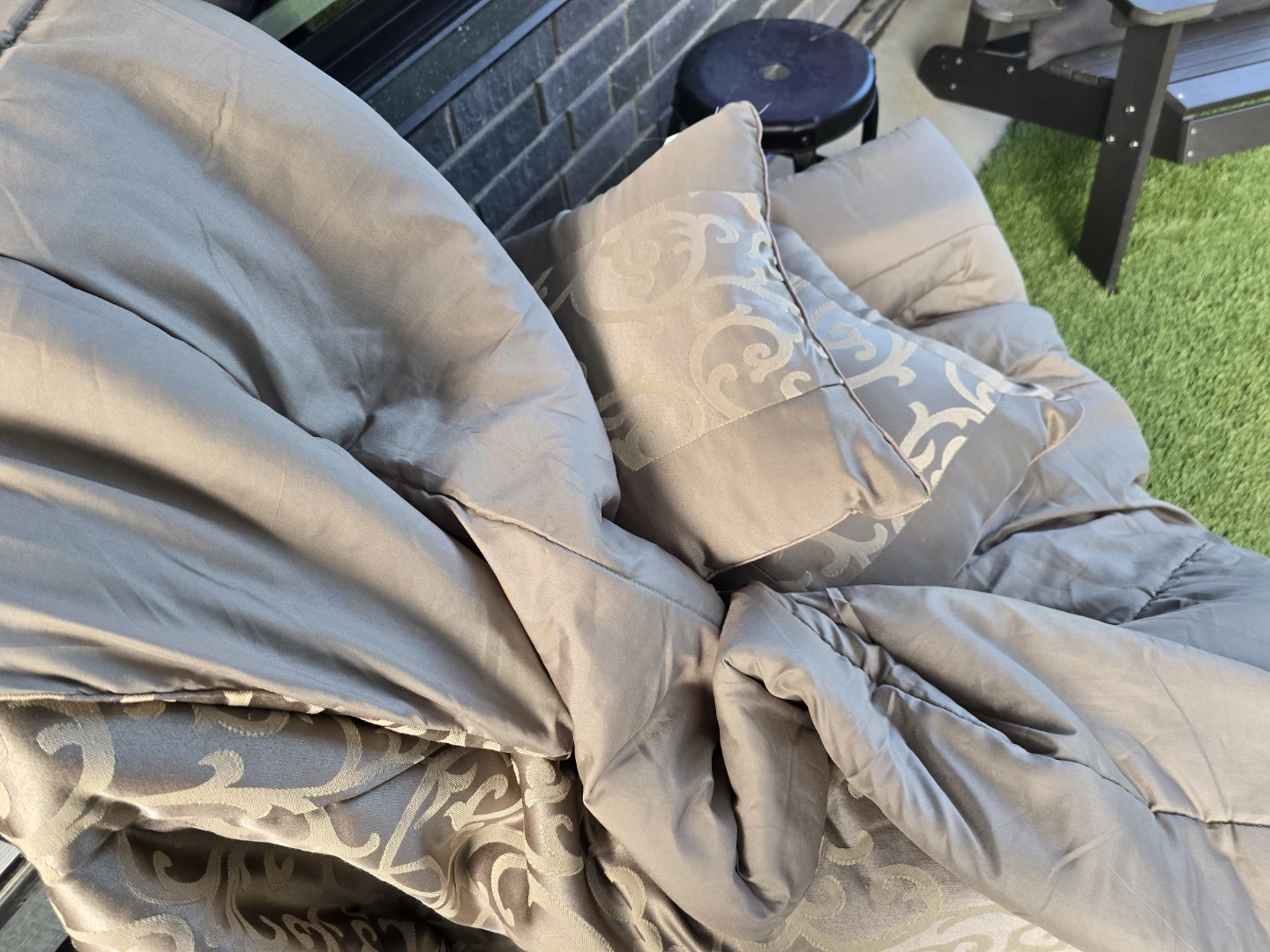 KING/QUEEN COMFORTER with 2x TOSS PILLOWS - photo 2