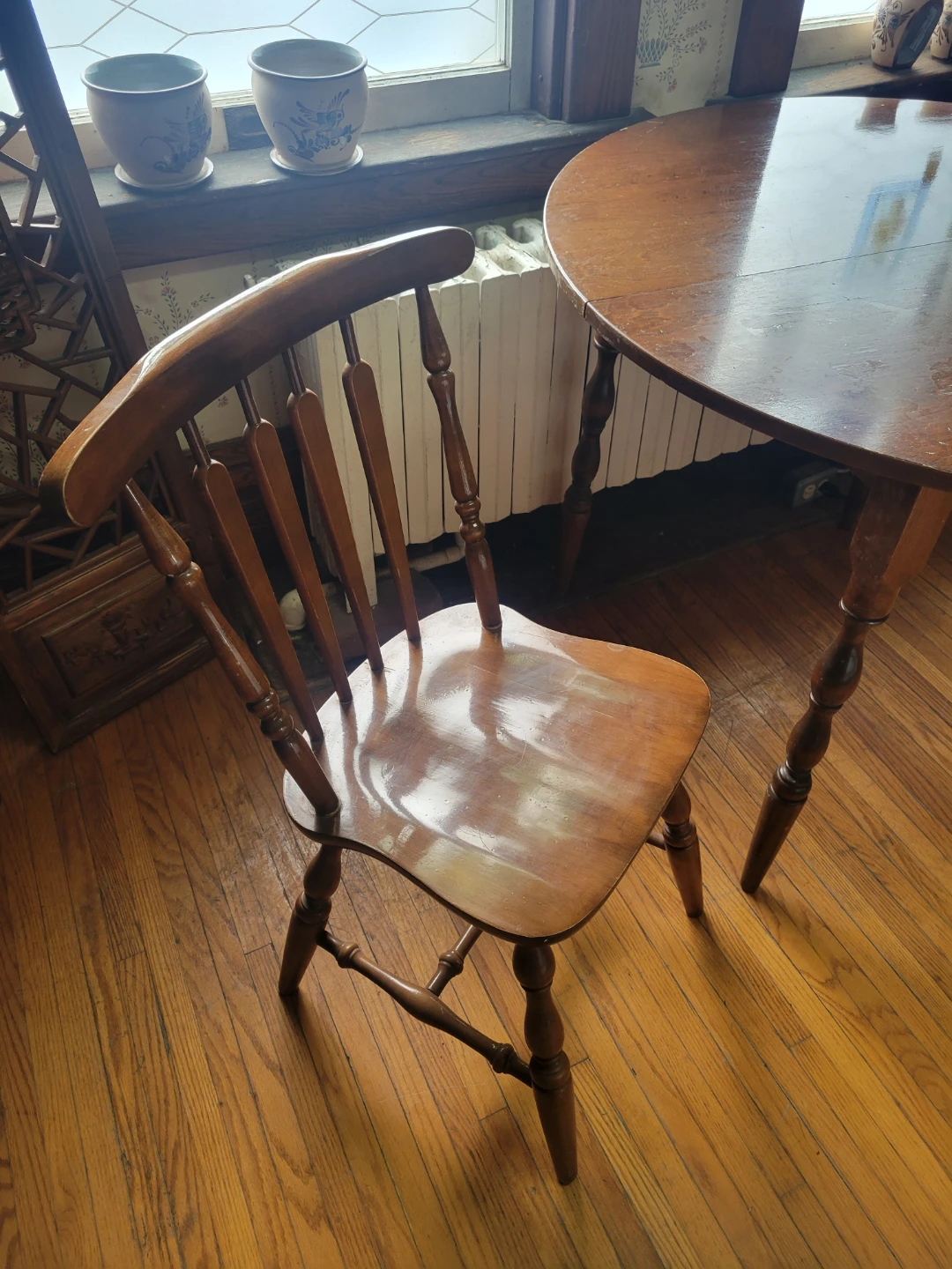 Vintage Round Maple Wood Table with two chairs - photo 3