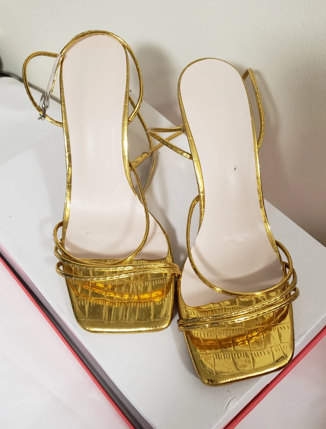 Brand new Women's Gold Beatiful Pums Size 36 - photo 3