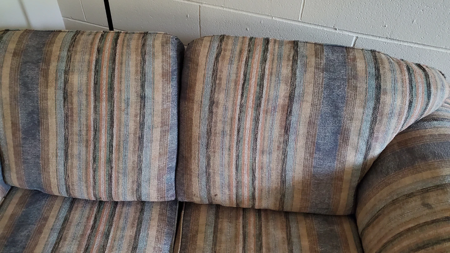 FREE - Loveseat - photo 4