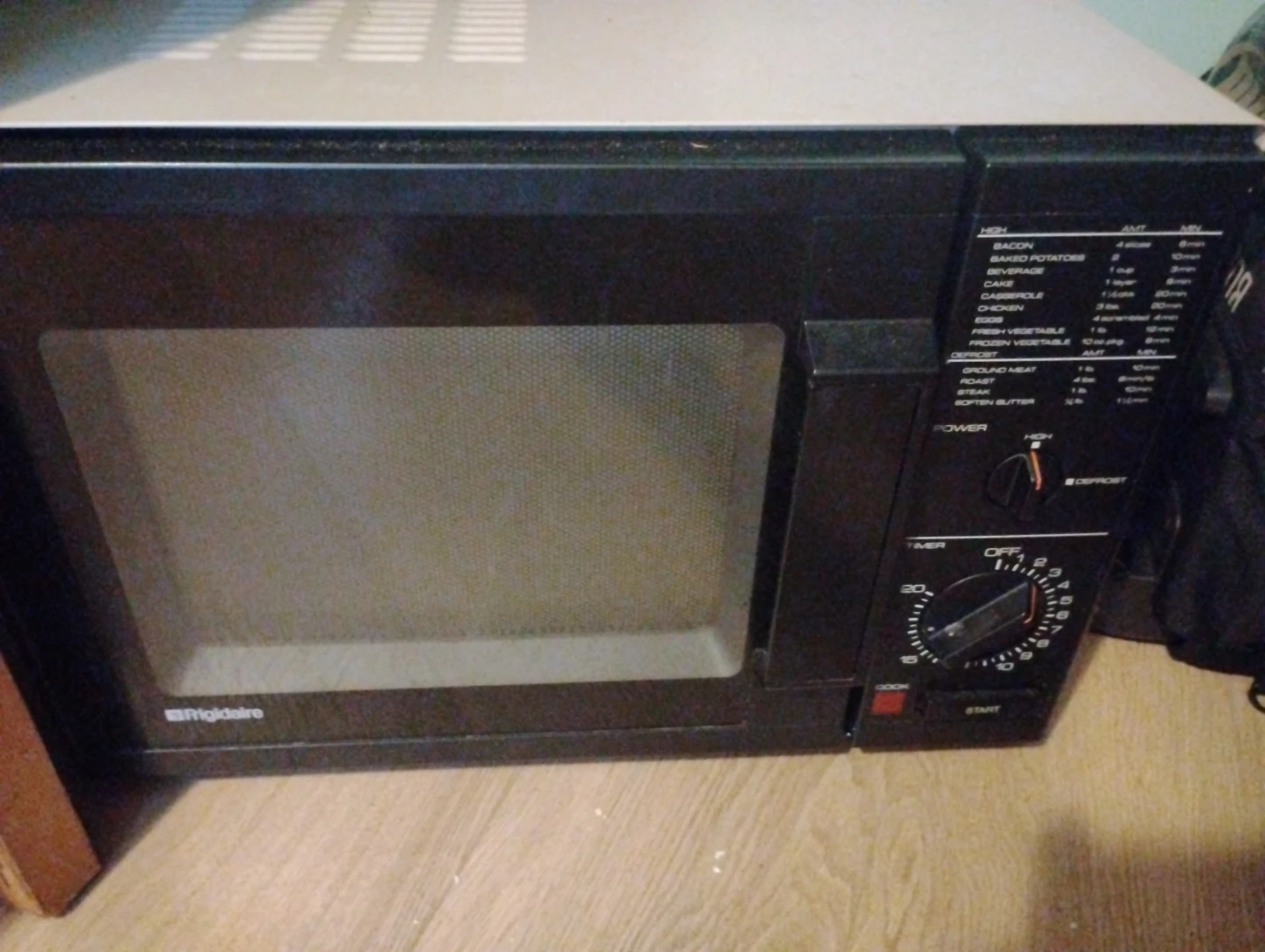 Frigidaire Microwave Oven - photo 3