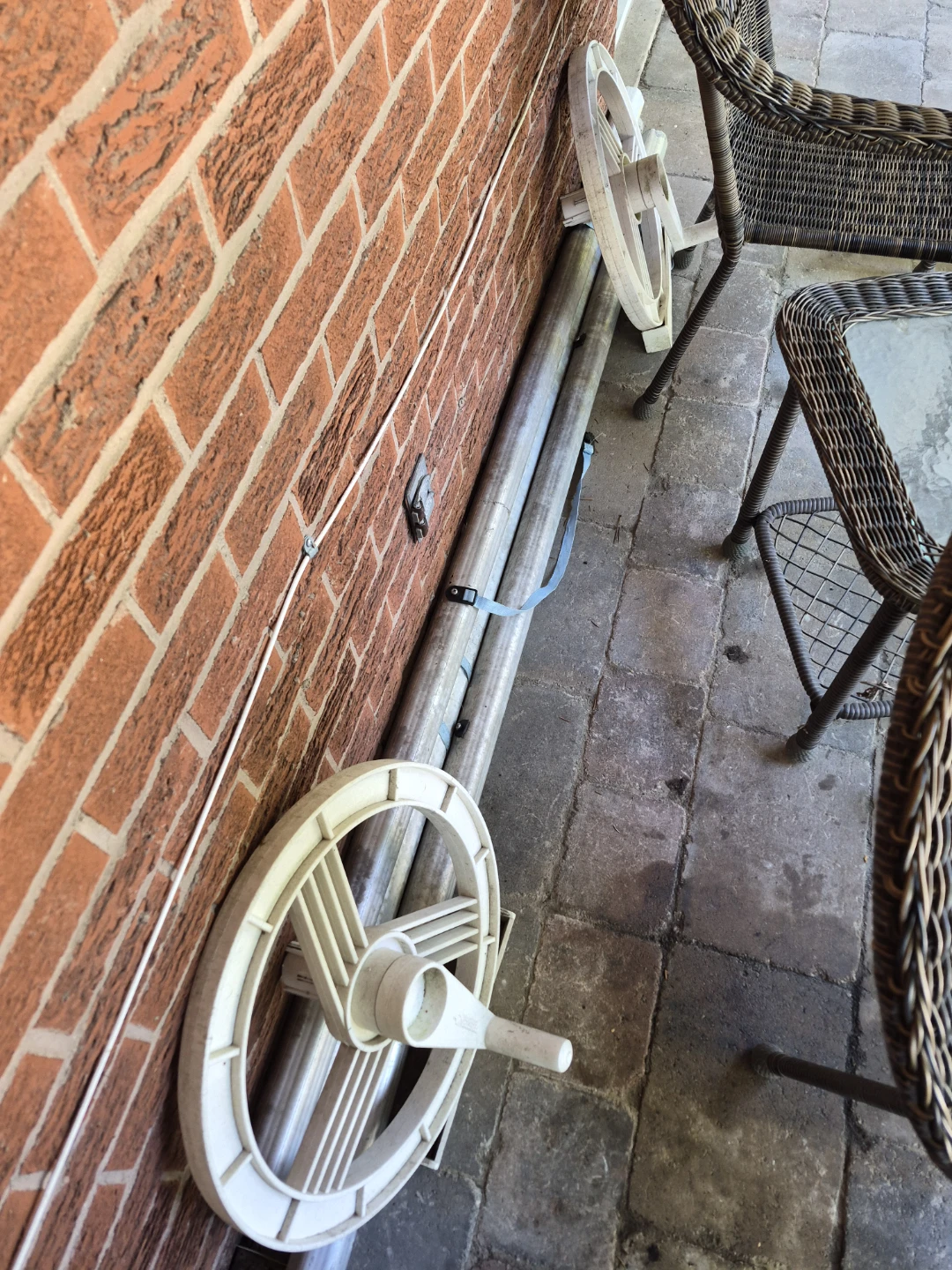 White Retractable Clothesline with Metal Poles