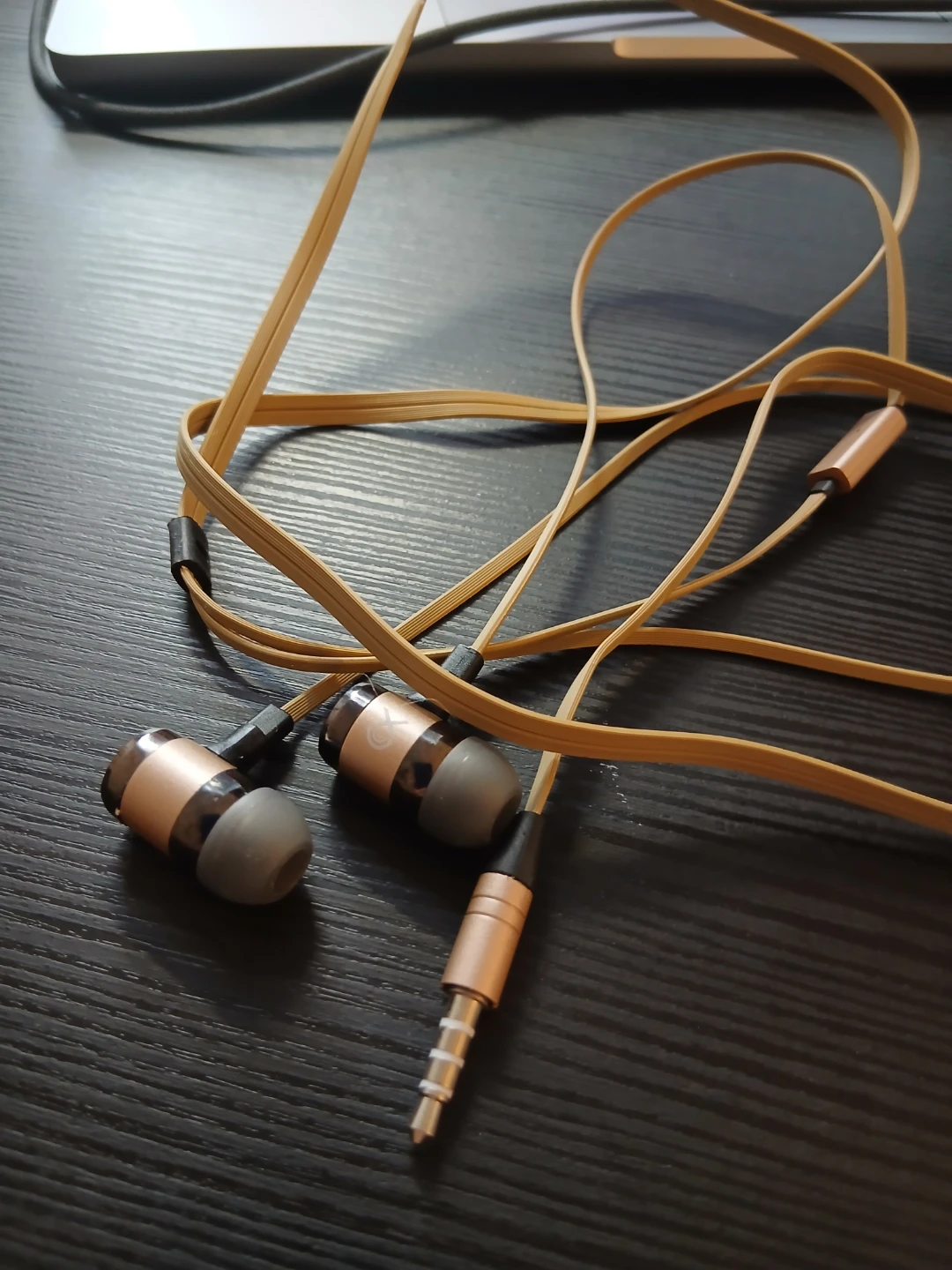 Rose Gold In-Ear Earbuds with Flat Cord