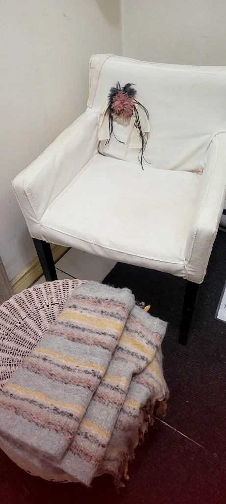 White Accent Chair with Decorative Fluff - photo 4