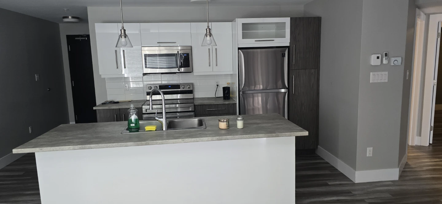 Private room in a 2 bedroom 1 bathroom apartment for rent