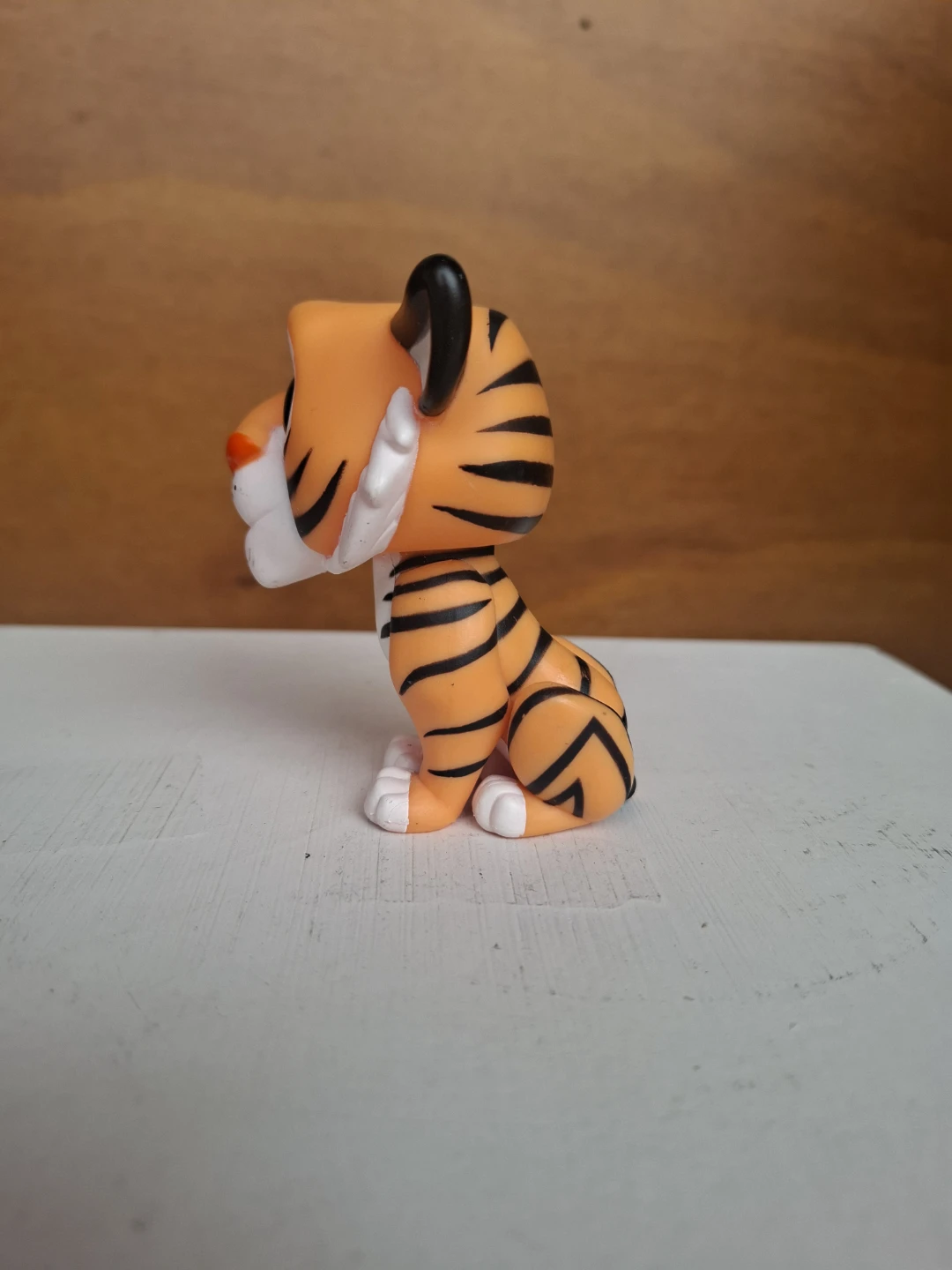 Figurine de tigre aux rayures noires et oranges - photo 4