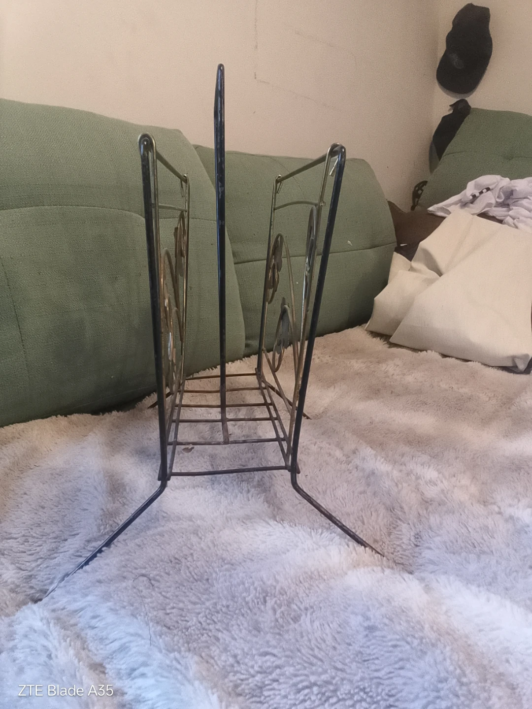 Vintage Metal Magazine Rack with Leaf Design - photo 2
