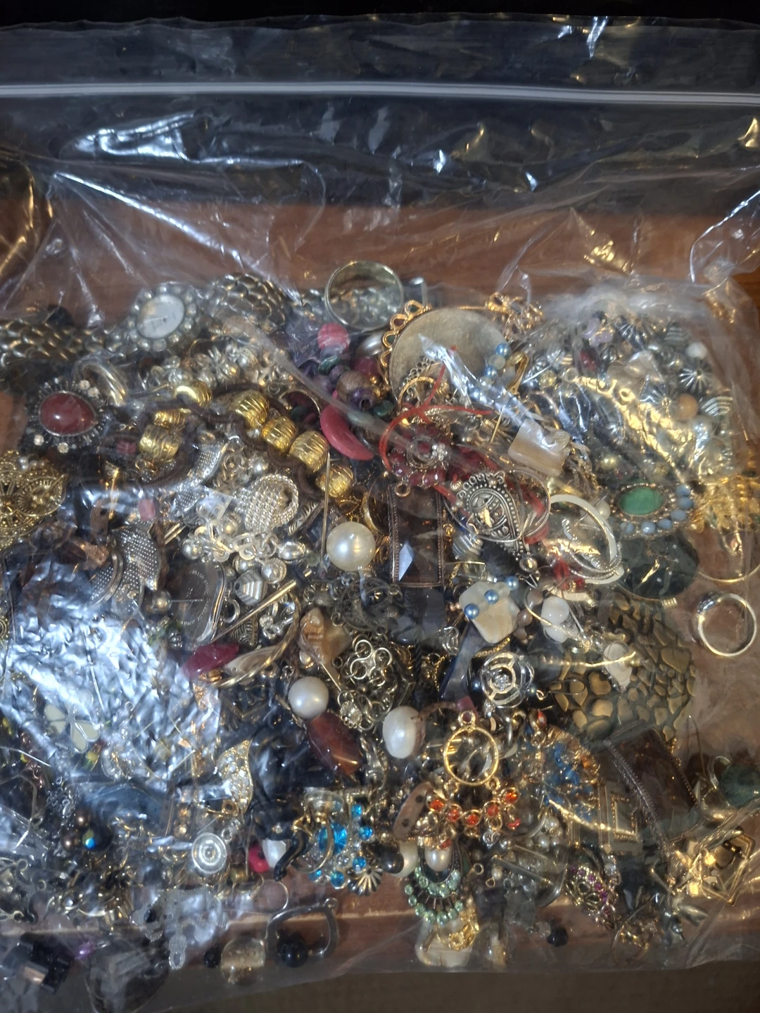 Assorted lot of mixed jewellery.