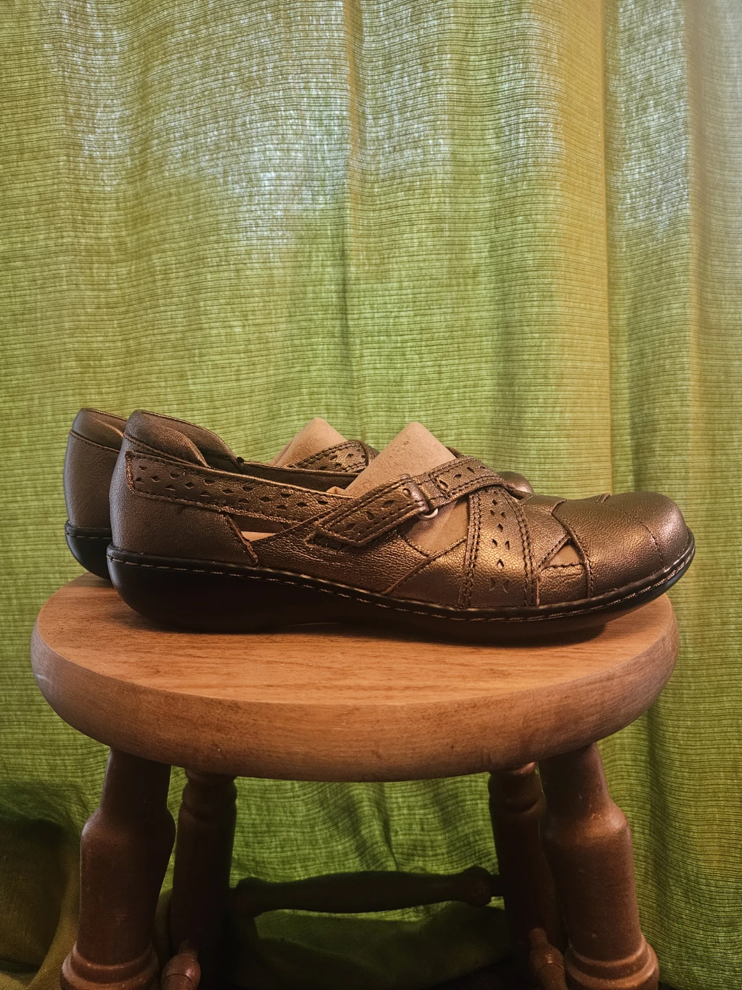 Clarks Bronze Shoes with Ajustable Straps
