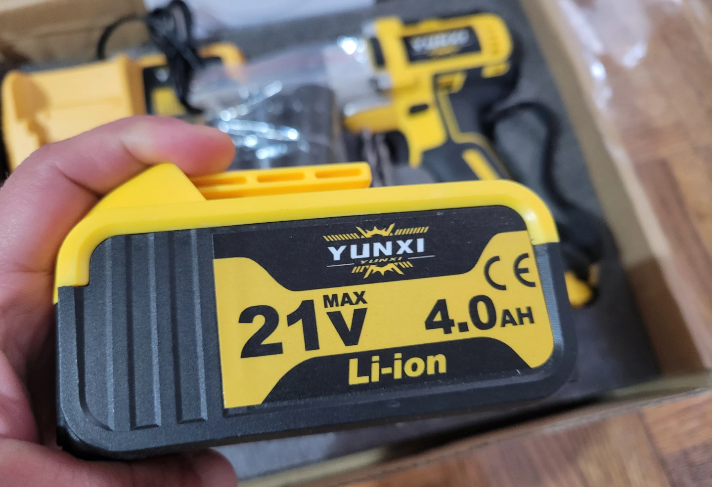 NEW YUNXI Cordless Impact Wrench Kit with 2 Batteries 4.0 Ah - photo 2