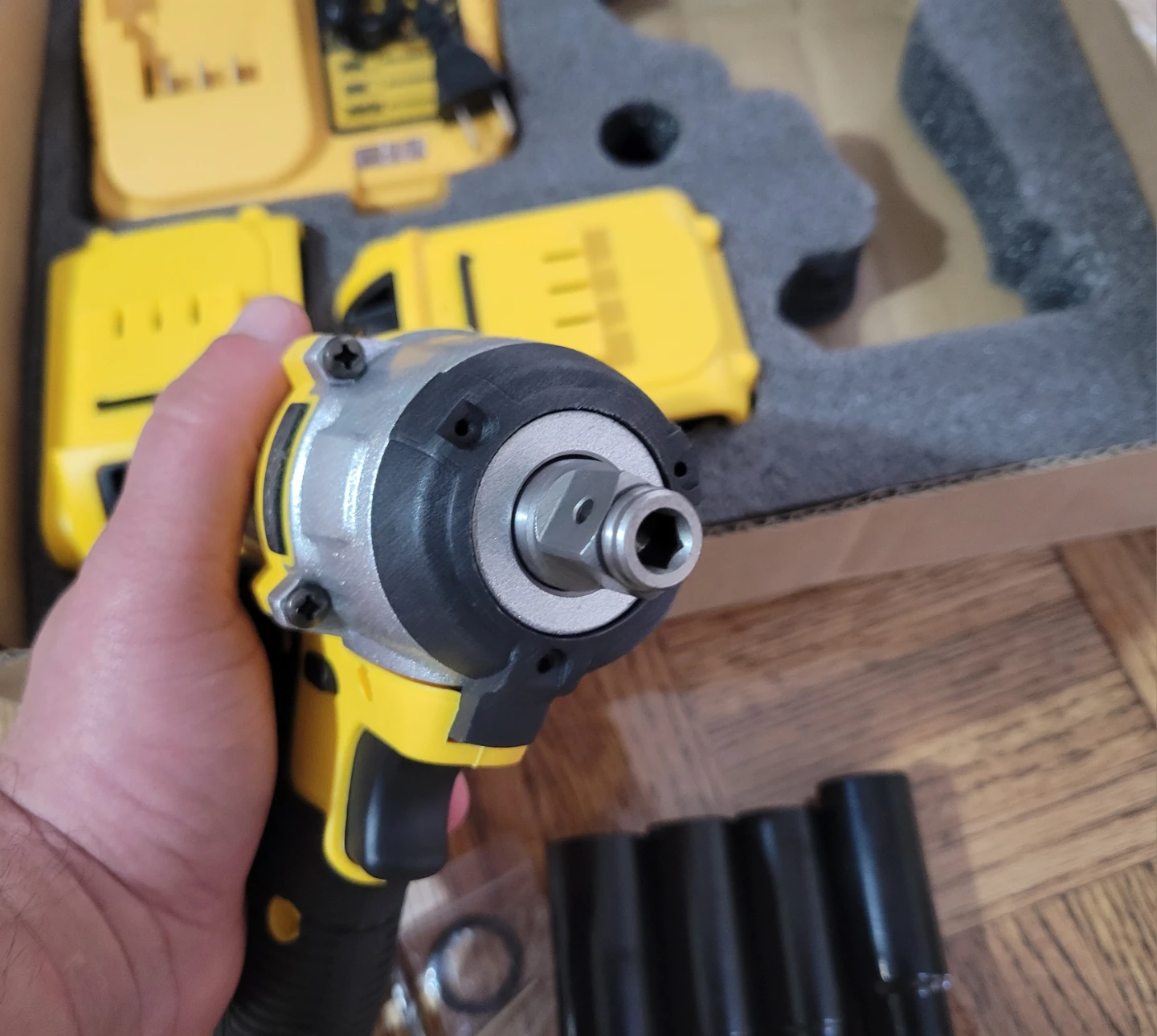 NEW YUNXI Cordless Impact Wrench Kit with 2 Batteries 4.0 Ah - photo 4