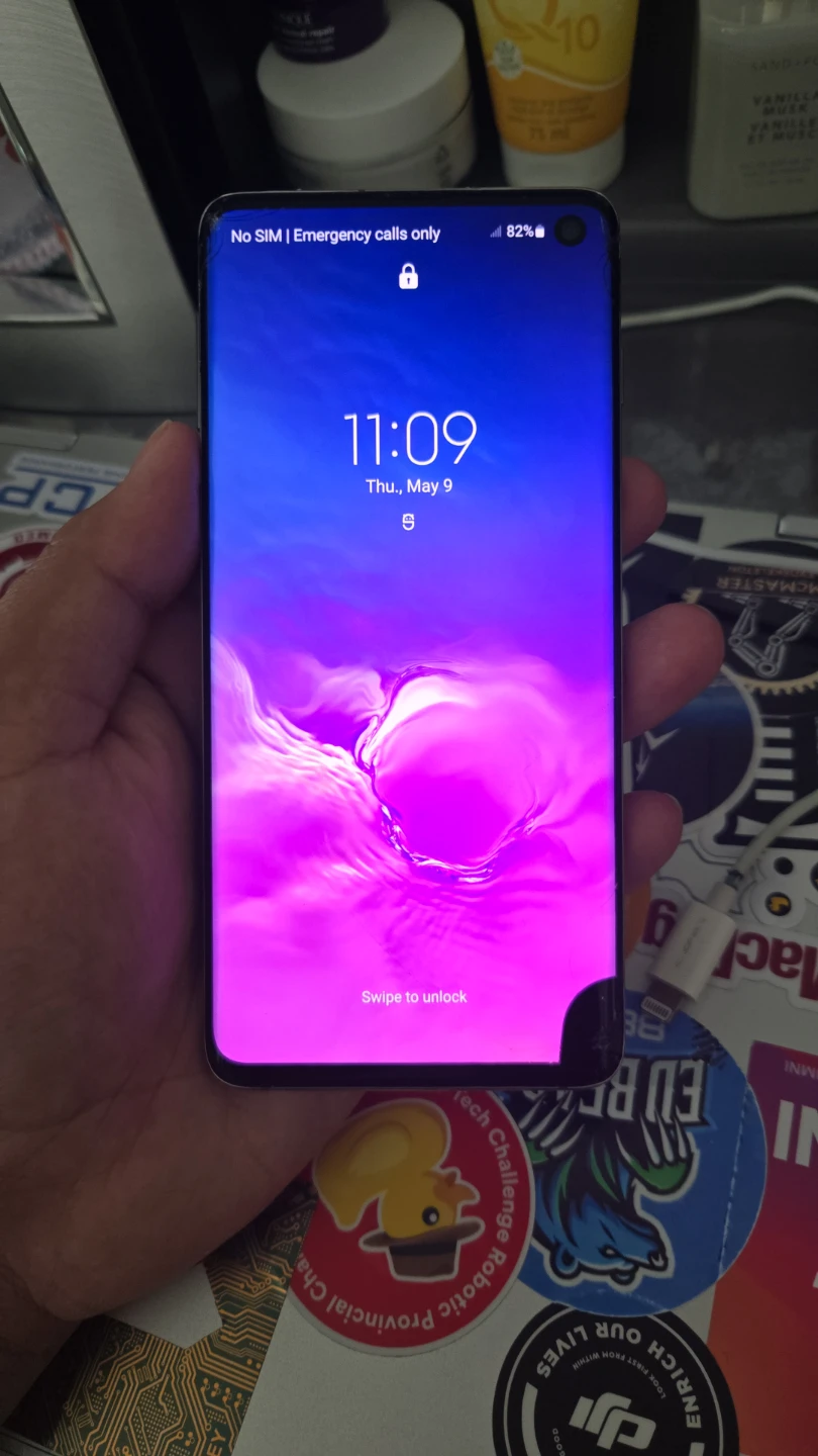 Samsung Galaxy S10 with cracks and oled dot - photo 4