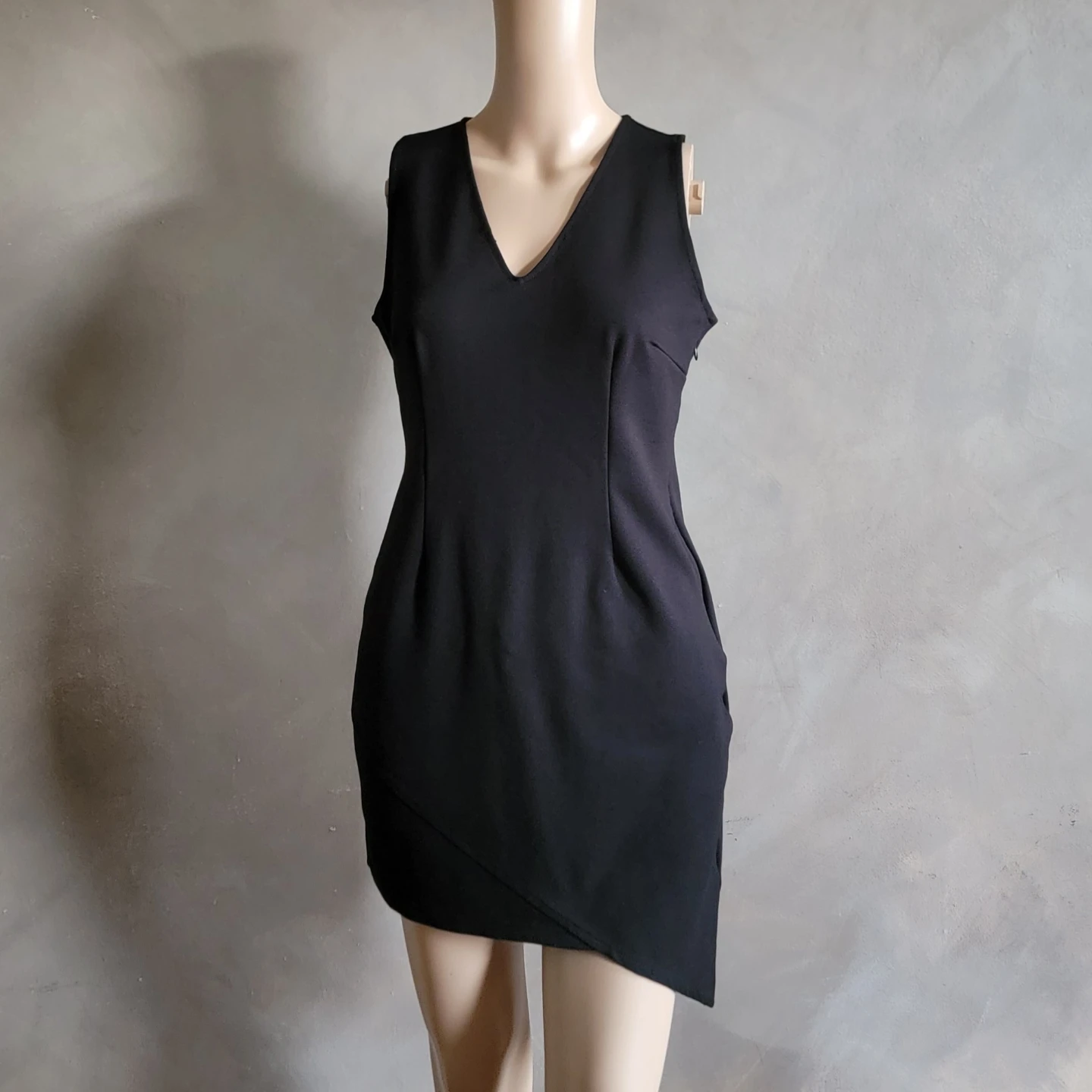Black Sleeveless V-Neck Sheath Dress - photo 2