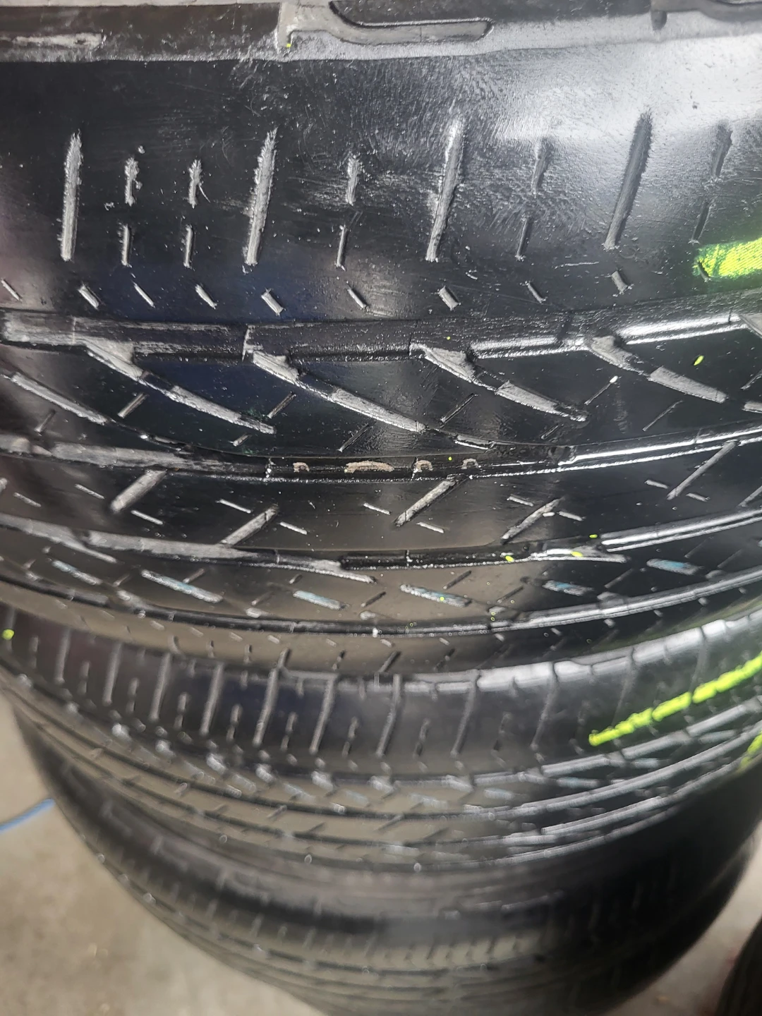 4x Bridgestone DriveGuard Tires 235/60R18 - photo 4