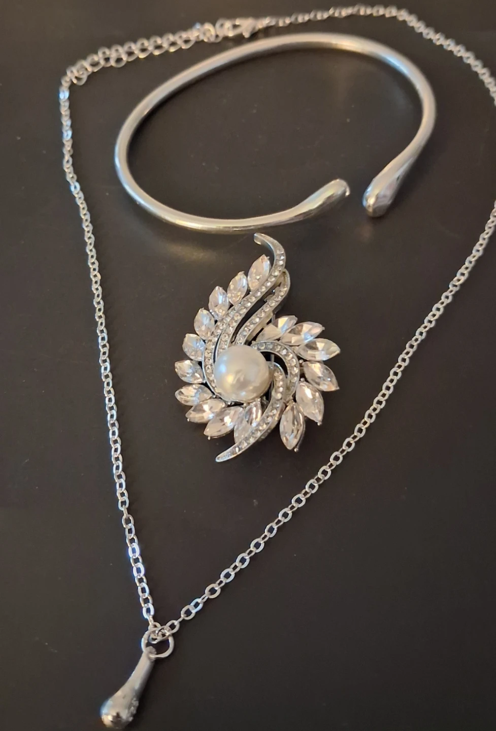 Silver-tone Necklace and Bangle Set with Faux Pearl brooch